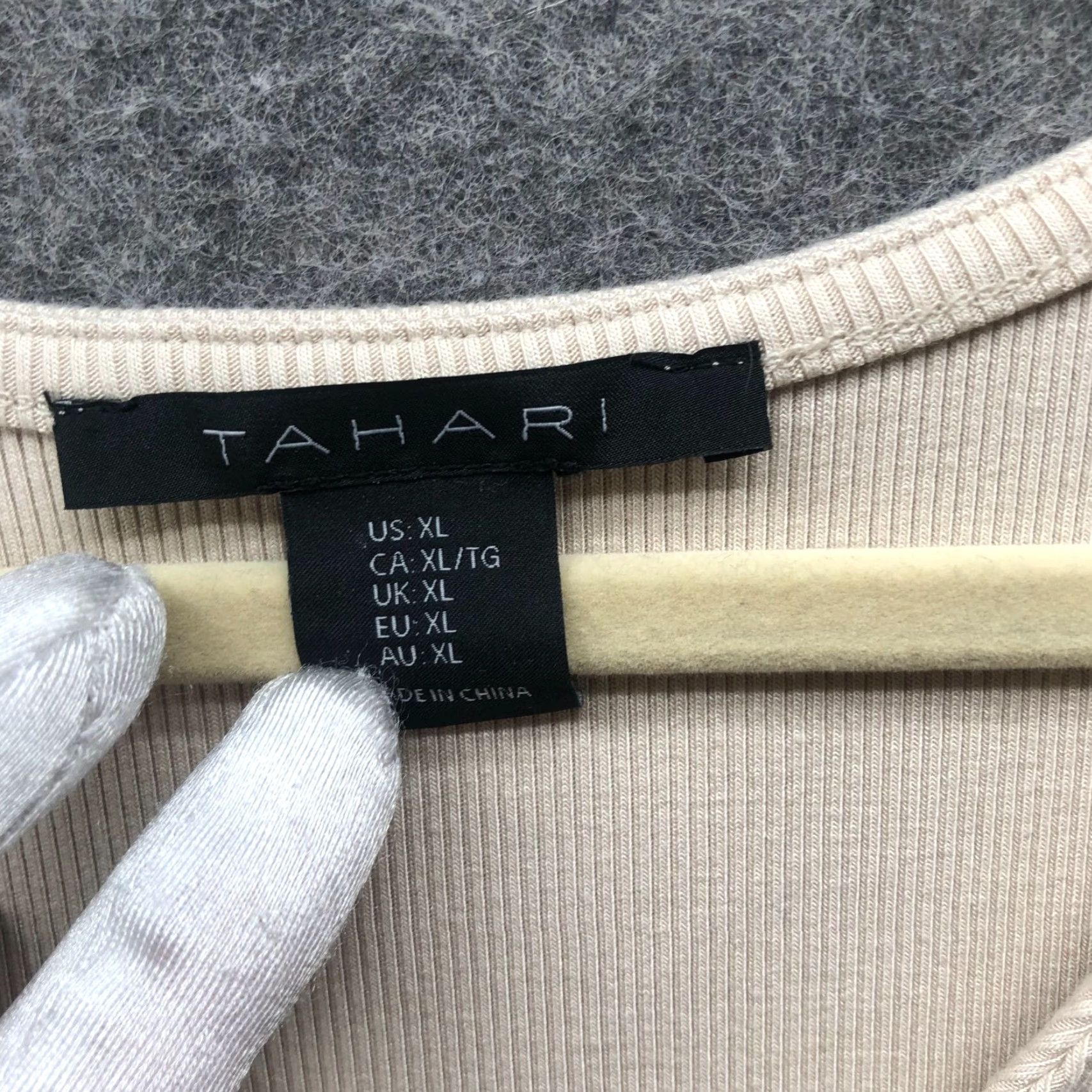 Vintage Tahari Tank Womens XL Beige Ribbed Button Front V-Neck Stretch Jersey Knit Size XL / US 12-14 / IT 48-50 - 5 Thumbnail
