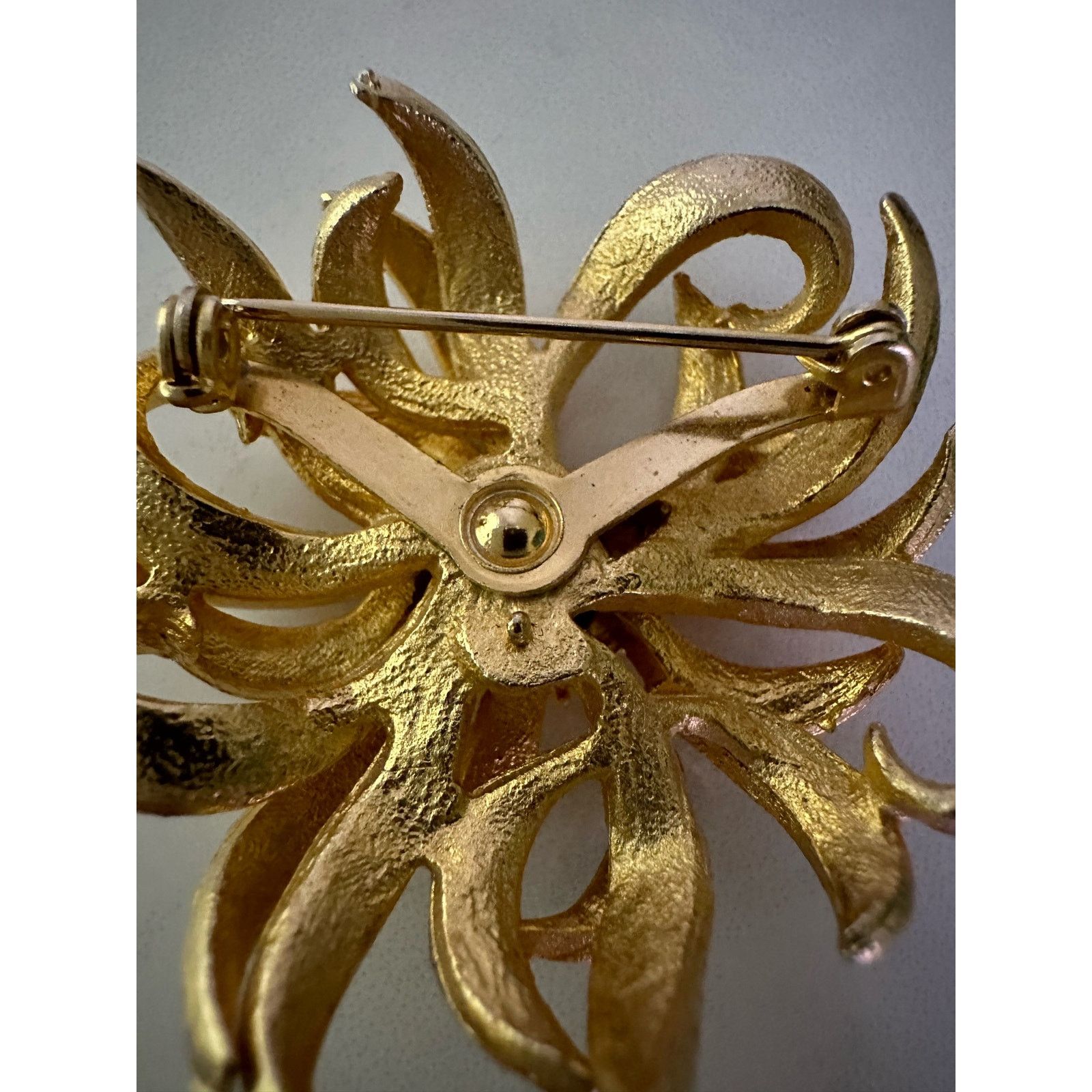 Vintage Gold Tone Flower Sunburst 2” Brooch Pin Atomic Vintage Size ONE SIZE - 11 Thumbnail