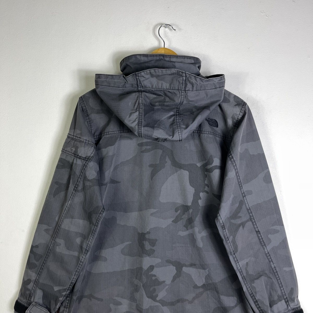 The North Face Vintage The North Face Dark Camo Field Hooded Jacket Size US S / EU 44-46 / 1 - 5 Thumbnail