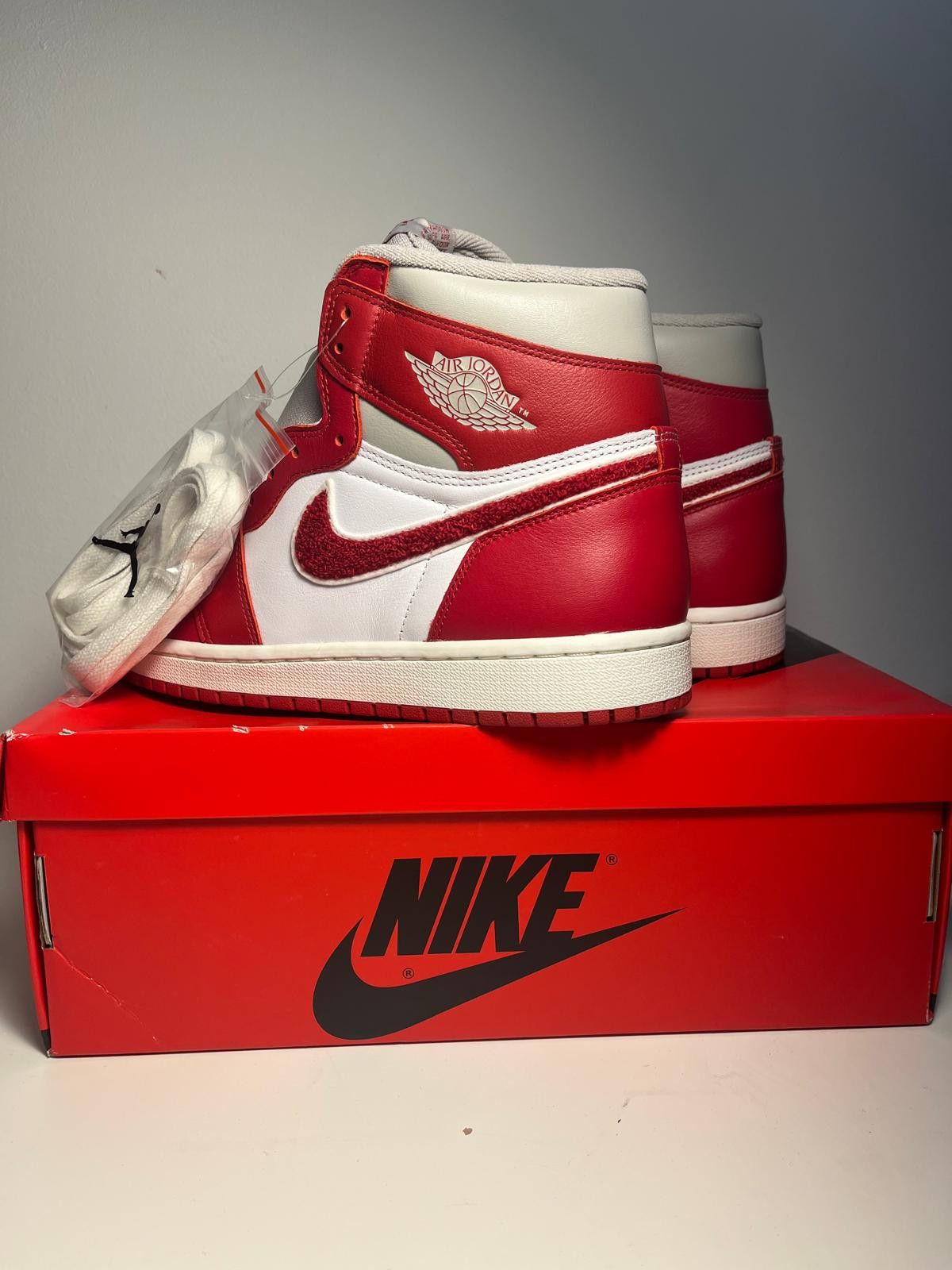 Nike Nike Air Jordan 1 Retro High OG Varsity Red size 41 Size US 8 / EU 41 - 2 Thumbnail