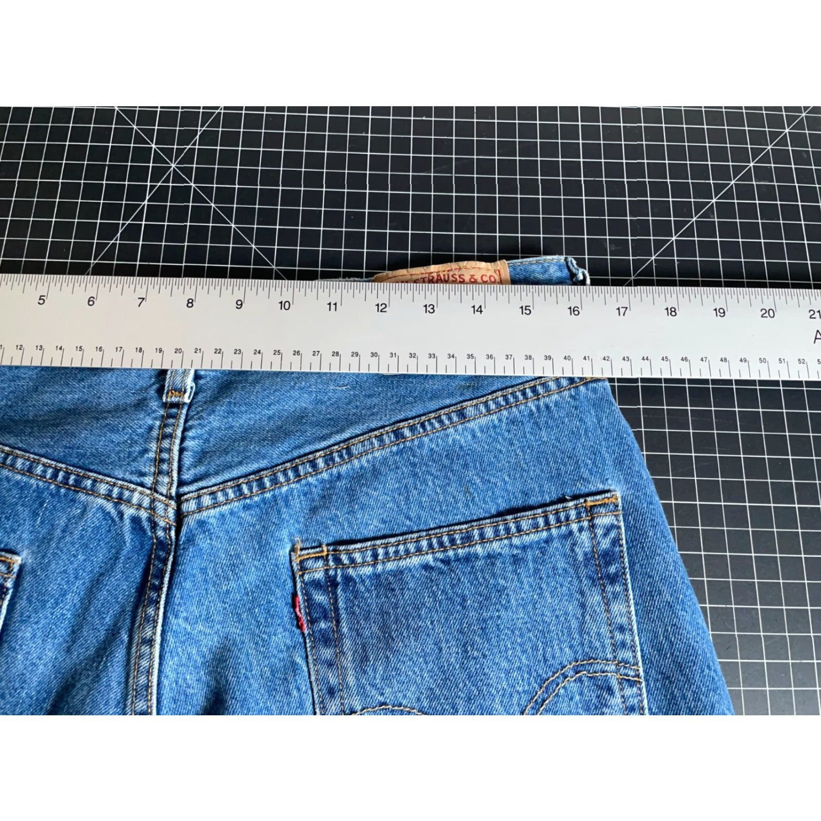 Levi's Levi's 501 Jeans Men's 32 x 29.5 Blue Denim Cotton Button Fly Straight Leg 5-Pocket Vintage Yes Regular Brand Levi's 501 Series Size 32 Country Haiti Size US 32 / EU 48 - 5 Thumbnail