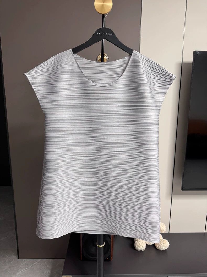 Issey Miyake size:3 Light grey vest