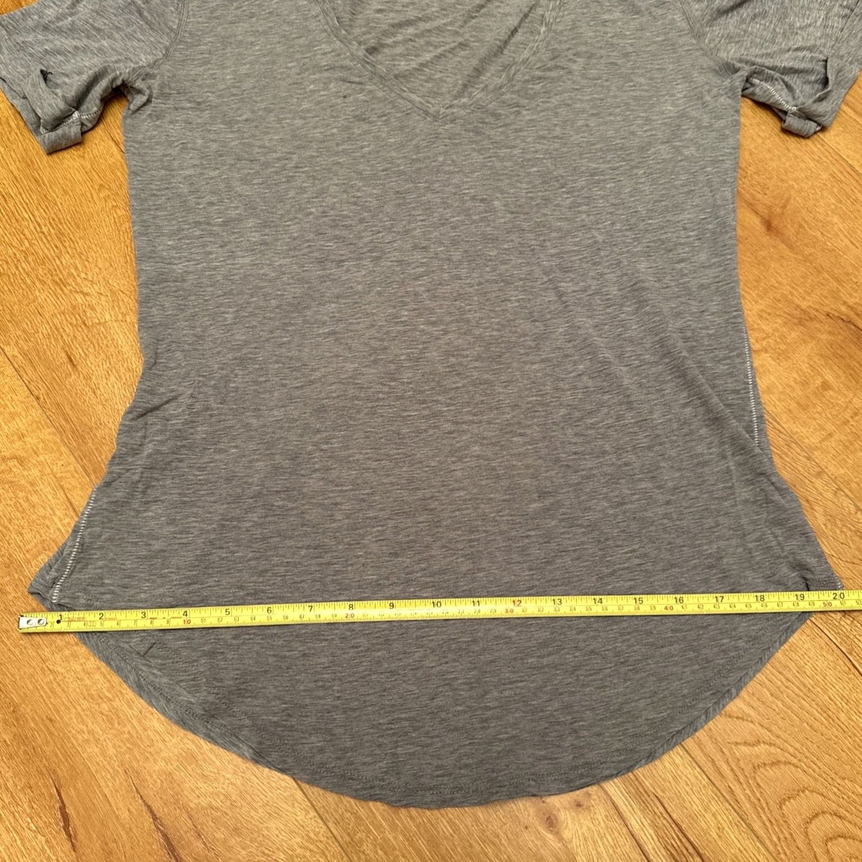 Lululemon Lululemon Shirt Womens Large Gray V Neck Athletic Lightweight Running Cuffed Shirt Size L / US 10 / IT 46 - 4 Thumbnail