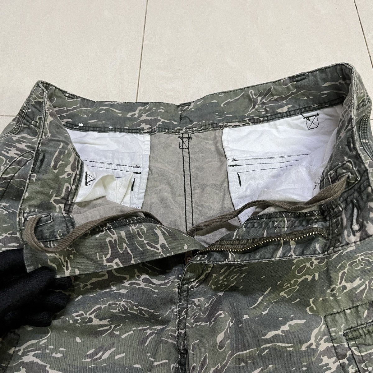Uniqlo Uniqlo Tiger Stripes Cargo Pants Size US 29 - 6 Thumbnail