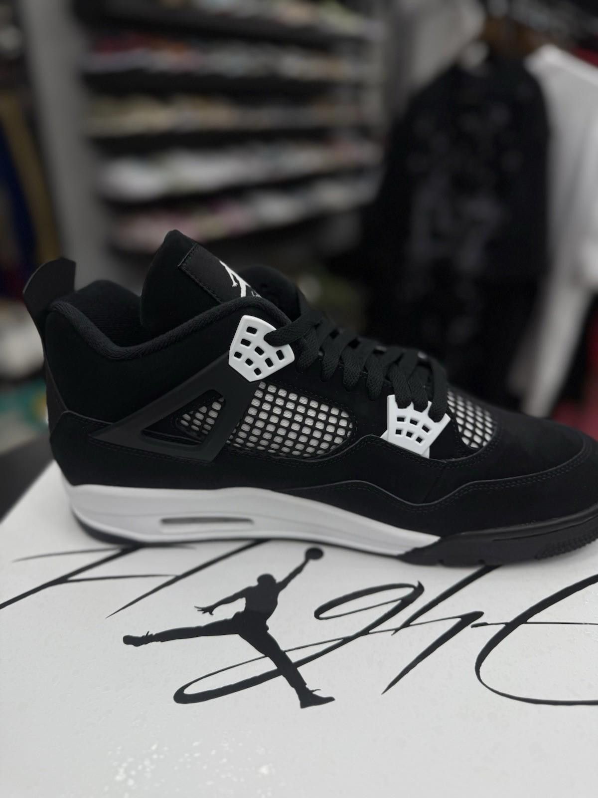 Jordan Brand Nike Air Jordan 4 Retro White Thunder FQ8138-001 Men’s (13) Size US 13 / EU 46 - 7 Thumbnail