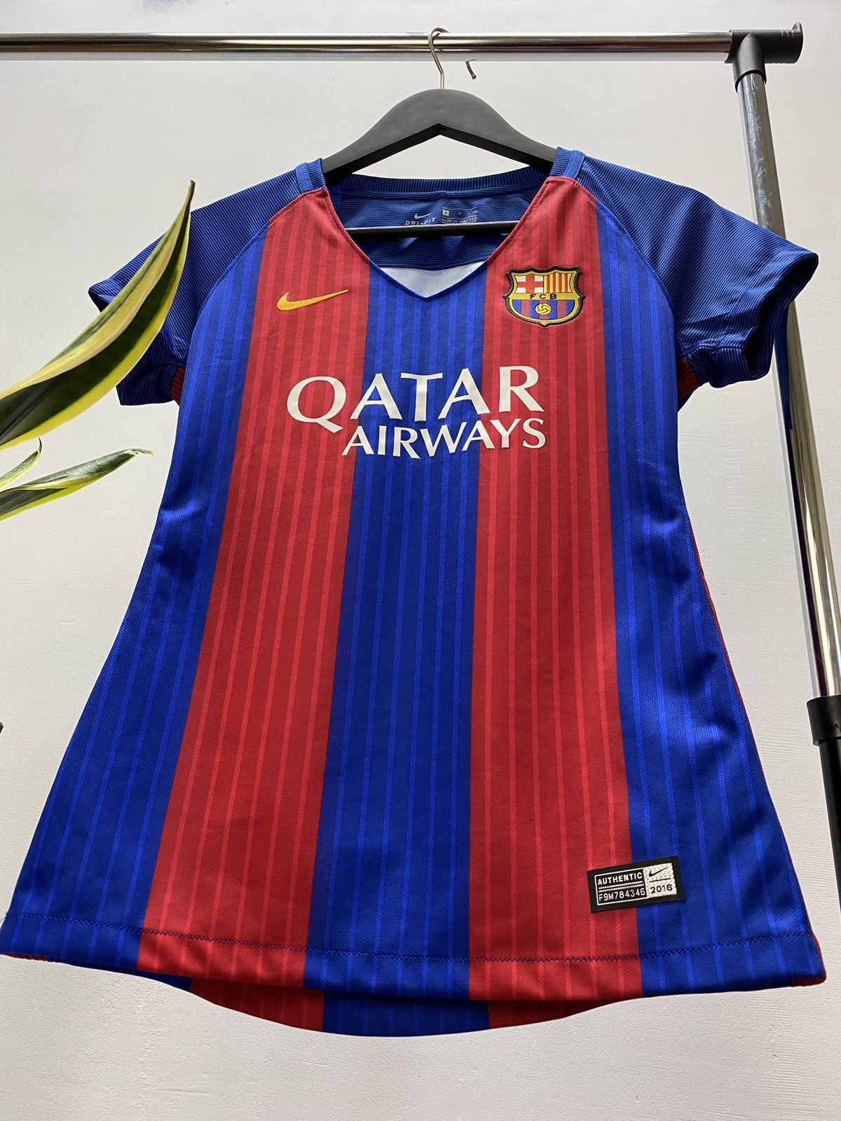 Nike Women's FC BARCELONA NIKE 2016 2017 HOME FOOTBALL Size S / US 4 / IT 40 - 5 Thumbnail