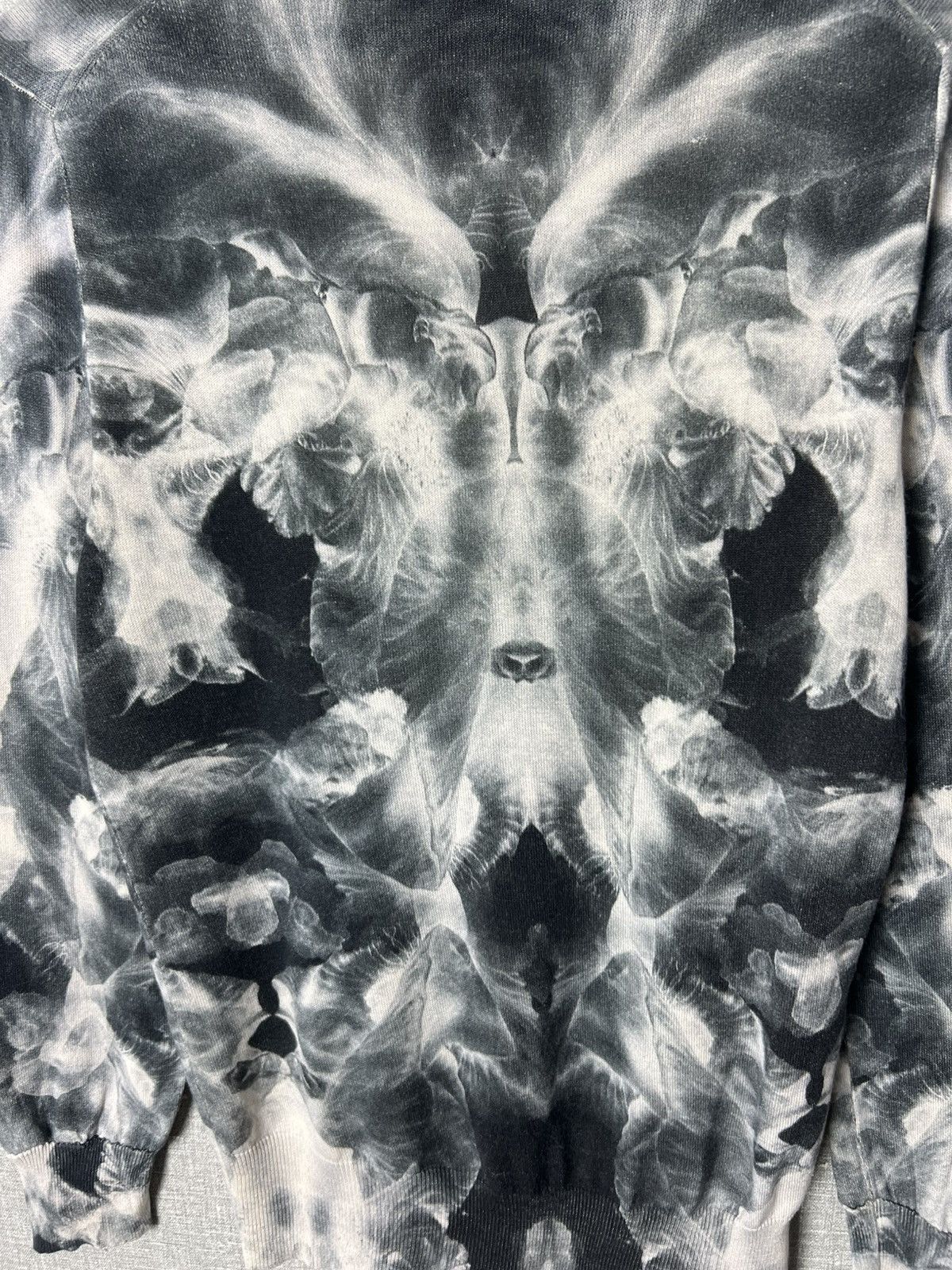 Alexander McQueen Alexander McQueen Trompe L’Oeil All Over Print Silk Sweater Size L / US 10 / IT 46 - 15 Thumbnail