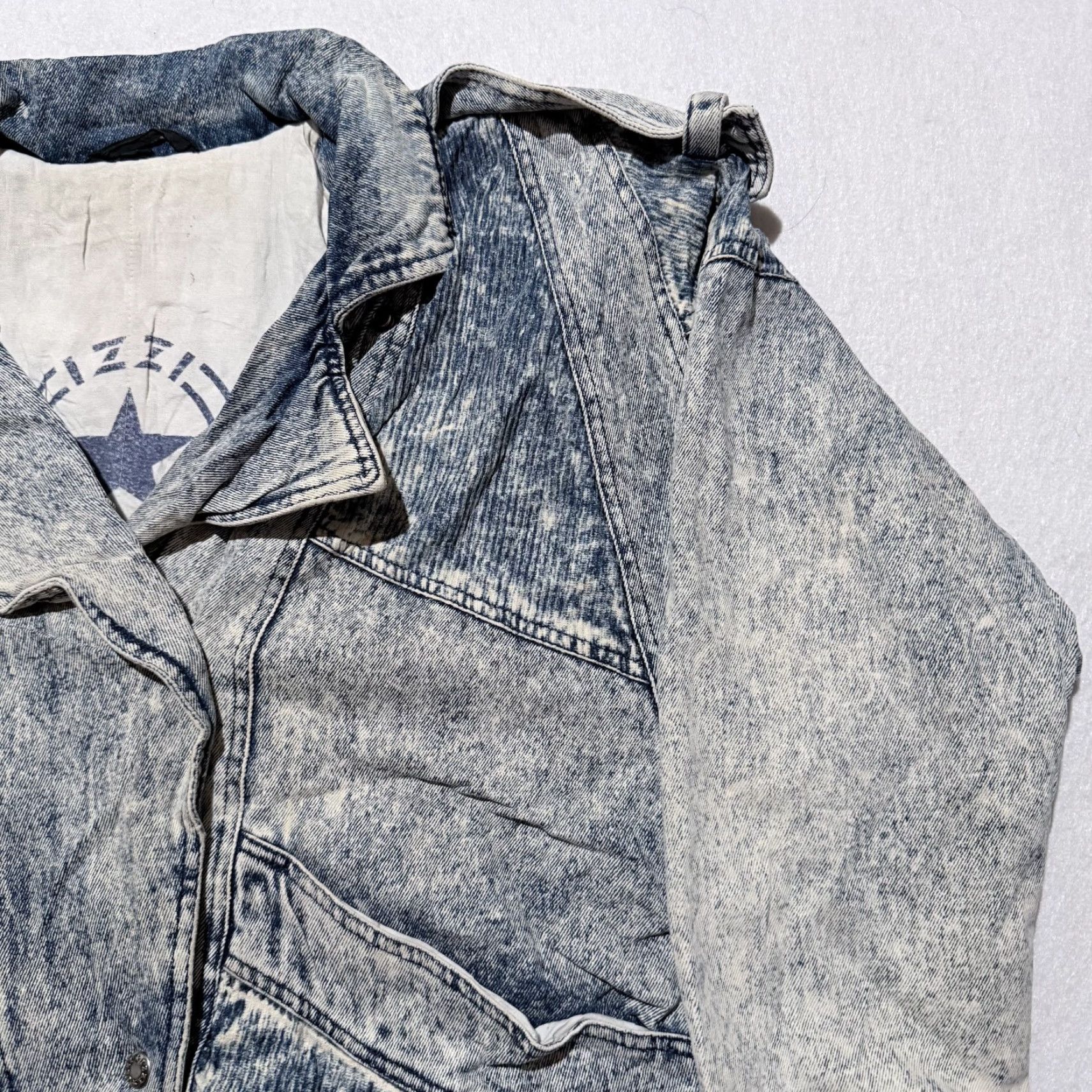 Denime VINTAGE Izzi Puffer Jacket Women's Blue Acid Wash Denim Frayed Cuffs Retro XL Jacket - Denim Blue Puffer Women's Izzi Vintage 90s Retro Size XL / US 12-14 / IT 48-50 - 4 Thumbnail