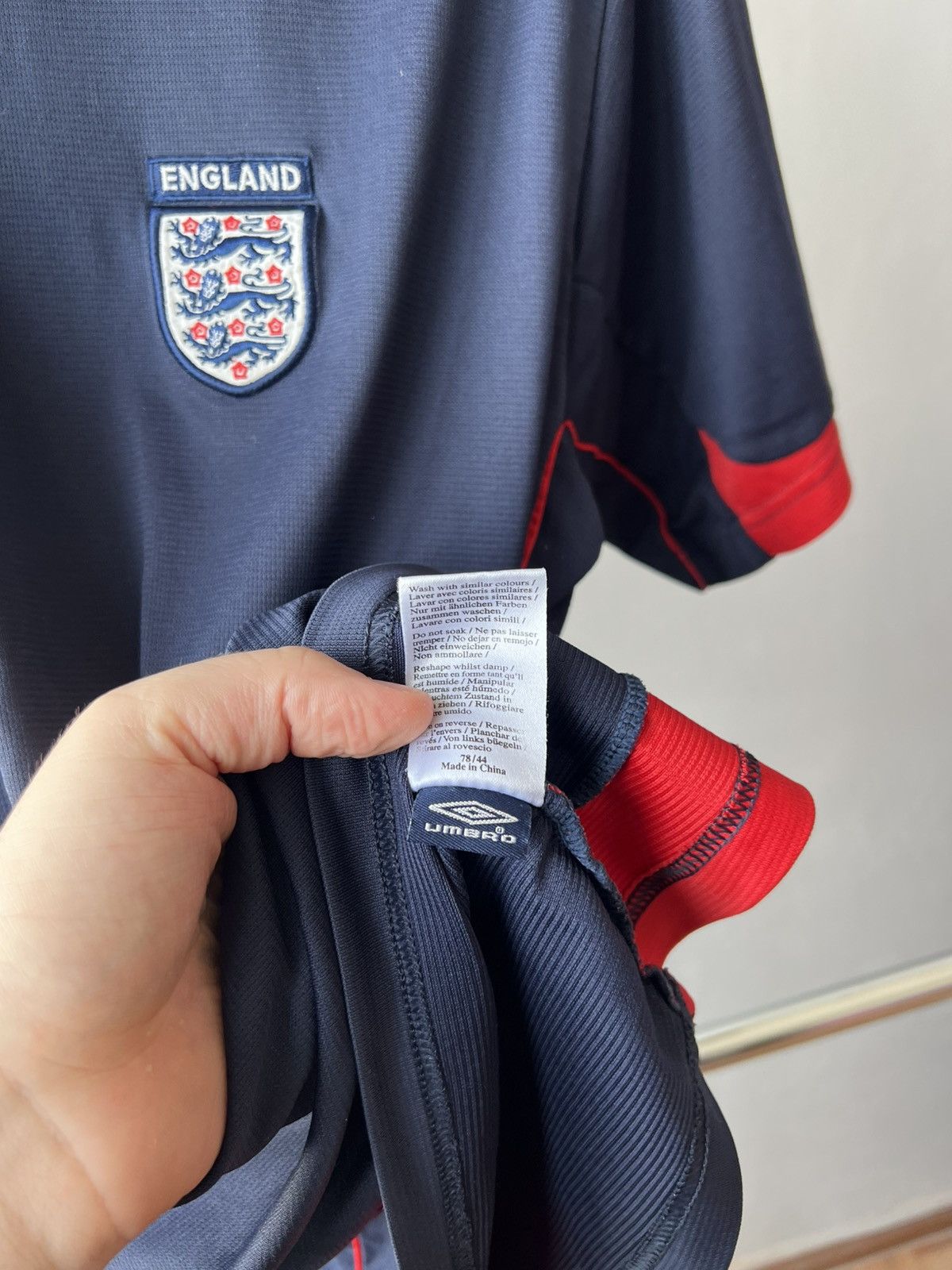 Umbro 2006/07 ENGLAND TEAM TRAINING SOCCER JERSEY FOOTBALL SHIRT M Size US M / EU 48-50 / 2 - 10 Thumbnail