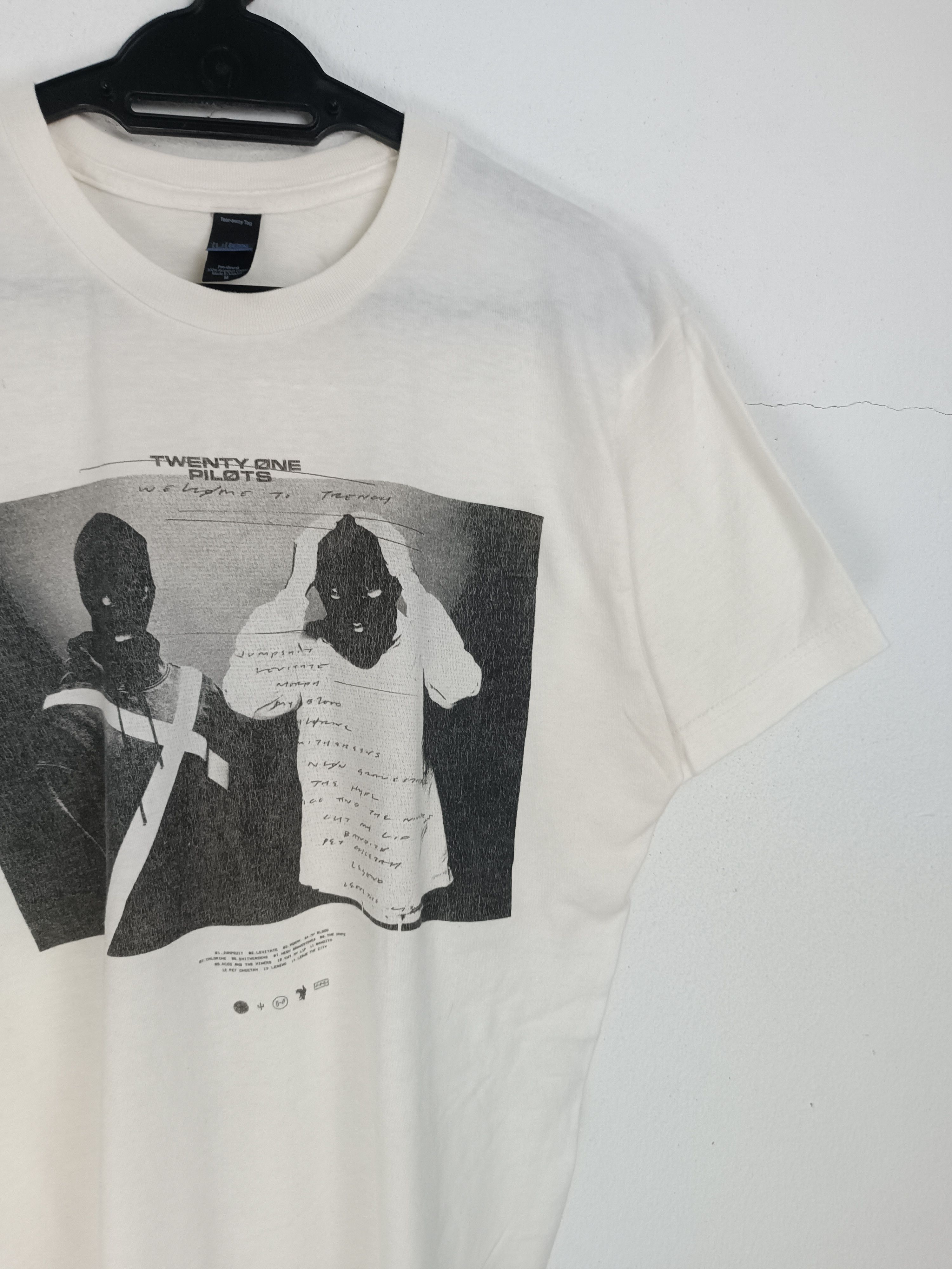 Band Tees VINTAGE TWENTY ONE PILOTS JUMPSUIT ALBUM VERY RARE TEE Size US M / EU 48-50 / 2 - 6 Thumbnail
