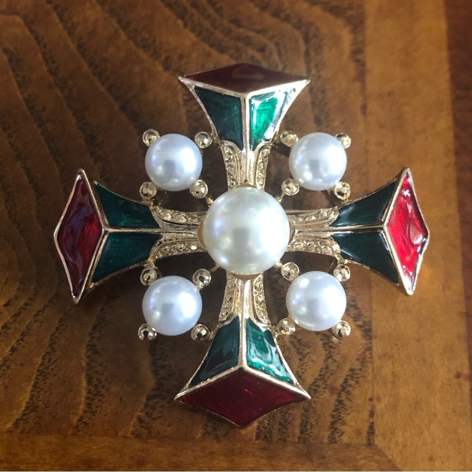 Vintage Vintage Trifari enamel and pearl Maltese cross brooch pin Size ONE SIZE - 1 Thumbnail