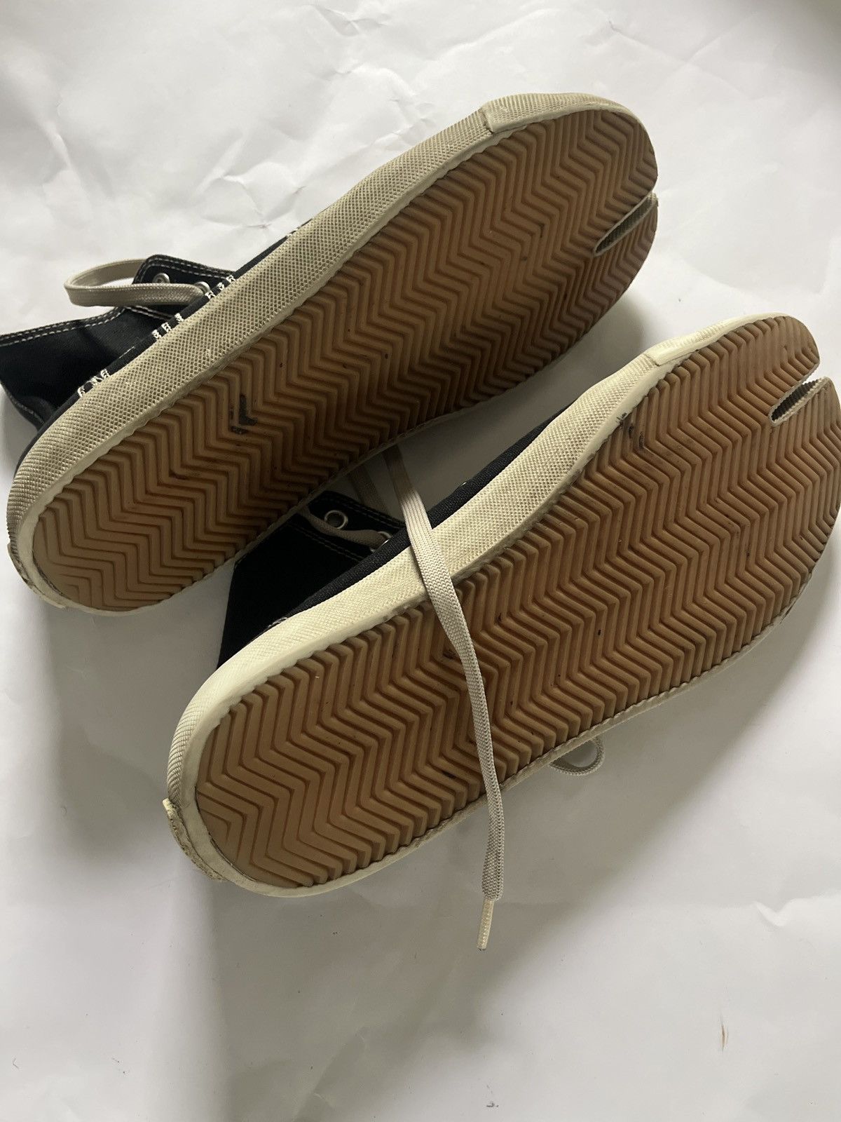 Maison Margiela Maison Margiela Black and White Hi-Top Tabi Sneaker Size US 10 / EU 43 - 4 Thumbnail