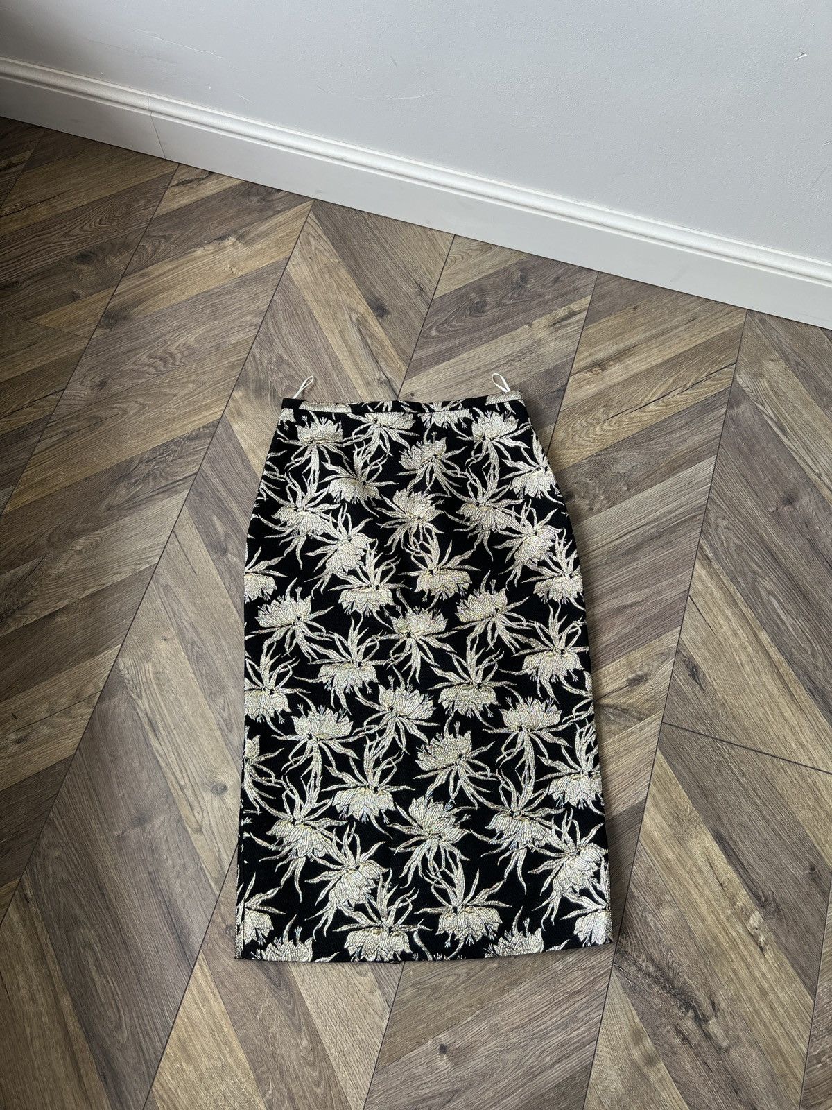 Designer × Rochas × Vintage Vintage Rochas Floral Embroidered Pencil Skirt – Black &Gold Size 28" / US 6 / IT 42 - 5 Thumbnail