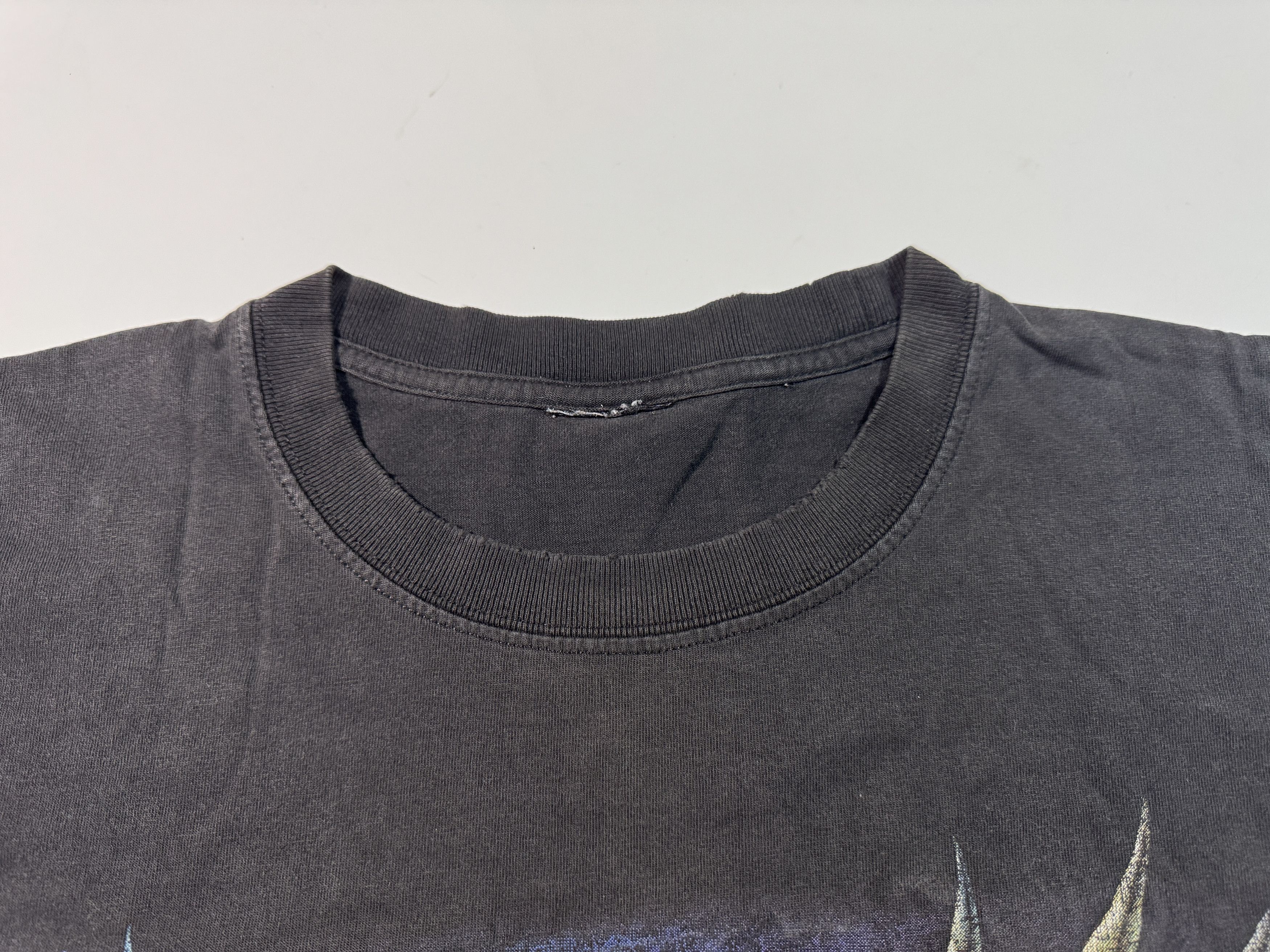 Vintage Vintage Live the Legend Distressed T-shirt Size US XL / EU 56 / 4 - 6 Thumbnail