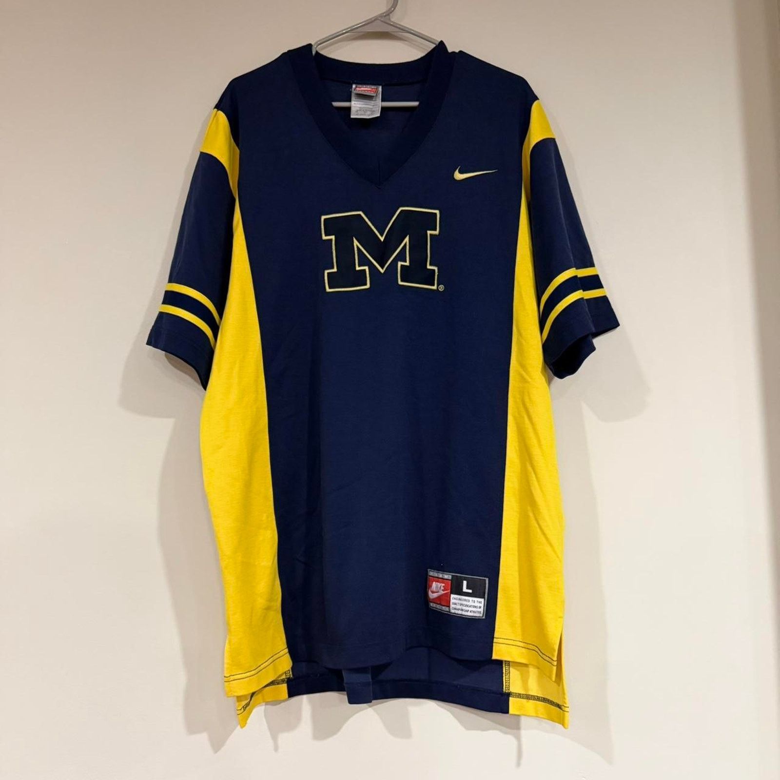Nike Vintage Nike Michigan Wolverines Basketball Warm Up Shirt Size US L / EU 52-54 / 3 - 1 Thumbnail