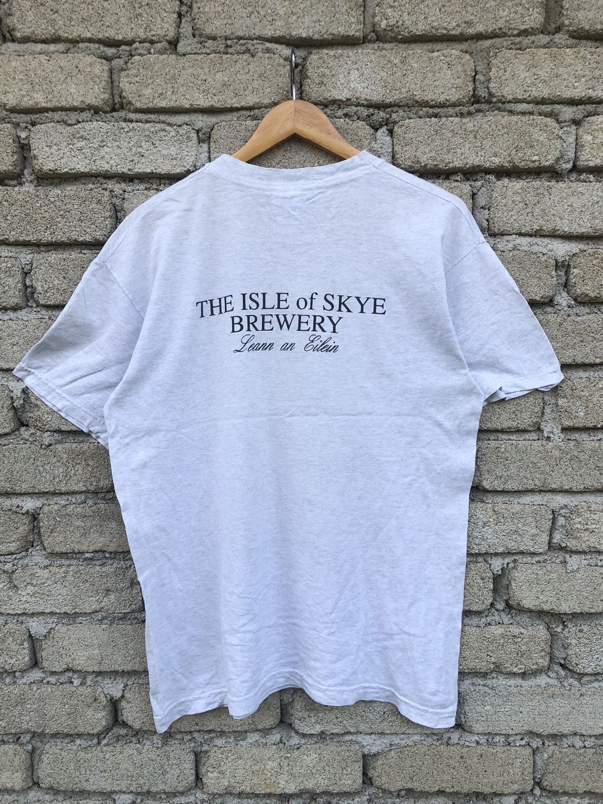 Vintage Vintage 90s The Isle Of Skye Brewery Leann An Eilein Tee Size US M / EU 48-50 / 2 - 10 Thumbnail