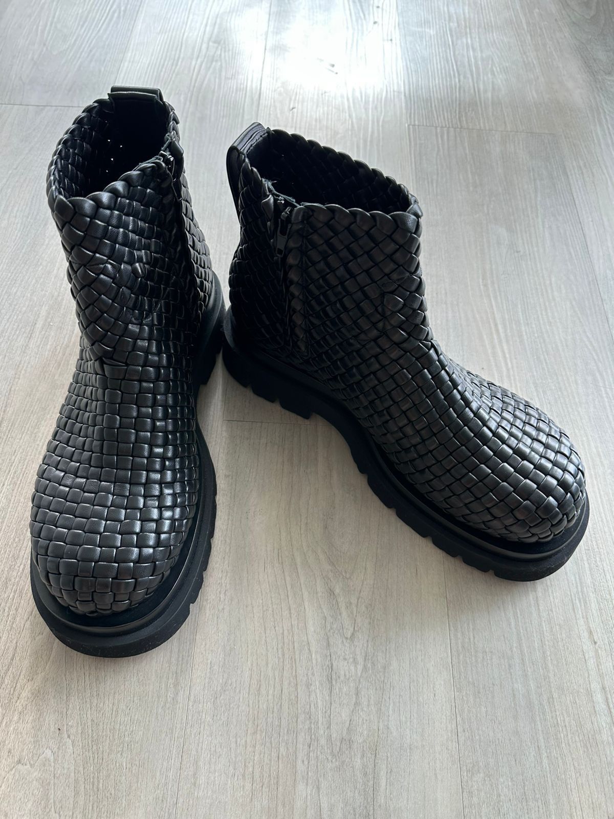 Bottega Veneta $5k Bottega Veneta Lug Ankle Boot Size US 9 / EU 42 - 1 Thumbnail