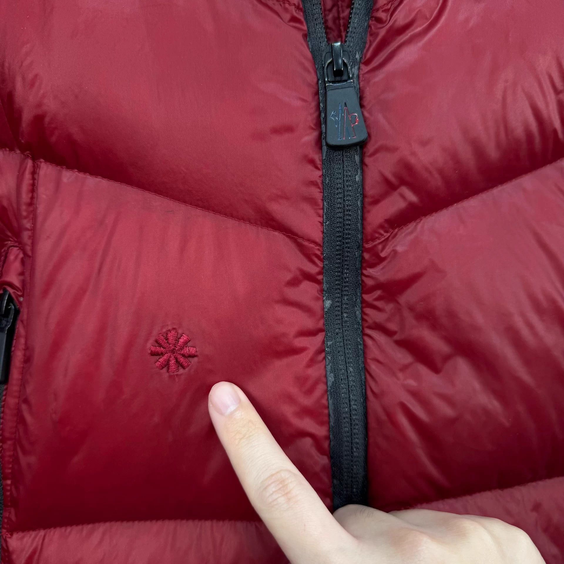 Moncler Moncler size 5 embroidered logo down coat 95 new mended Size XXL / US 16-18 / IT 52-54 - 5 Thumbnail