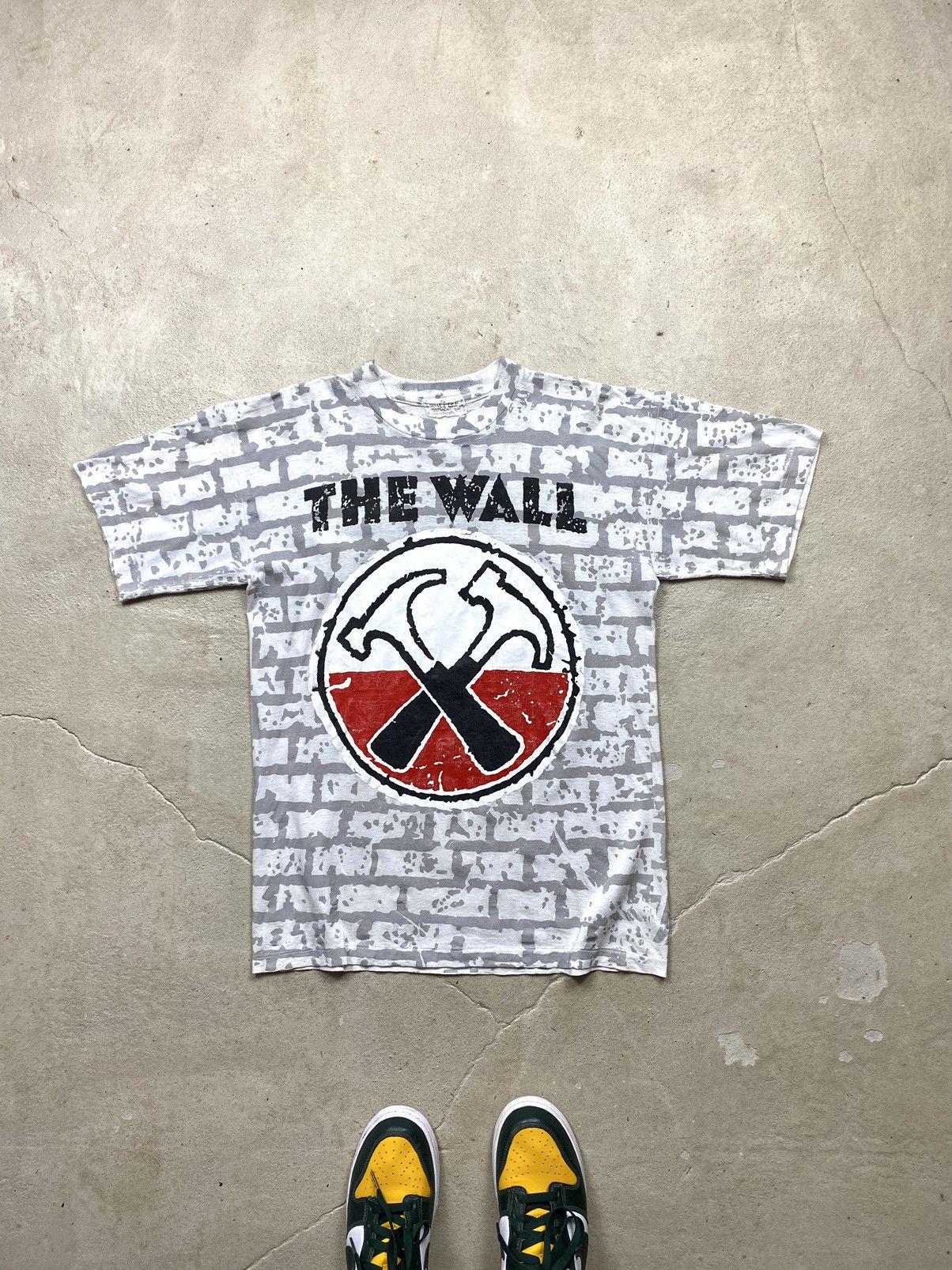 Band Tees Very Rare ! Vintage 1980’s Pink Floyd The Wall Album T Shirt Size US XL / EU 56 / 4 - 1 Thumbnail