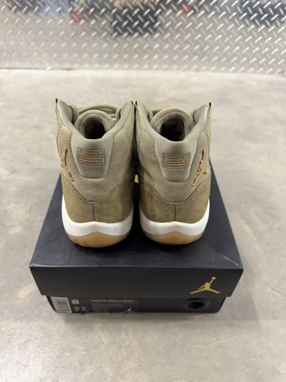 Jordan Brand Jordan 11 Retro WMNS Olive Luxury Size 8W Size US 8 / IT 38 - 5 Thumbnail