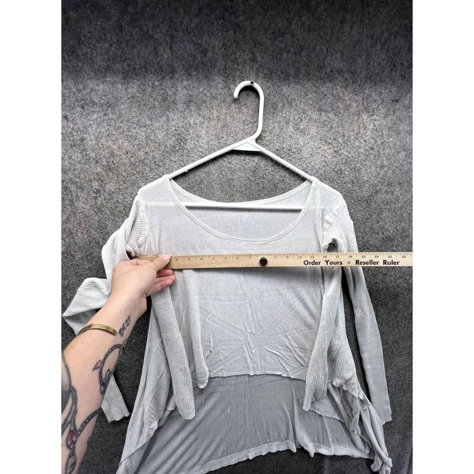 Lululemon Lululemon Shirt Womens Small Gray Long Sleeve Scoop Neck Lightweight Yoga Top Size S / US 4 / IT 40 - 4 Thumbnail