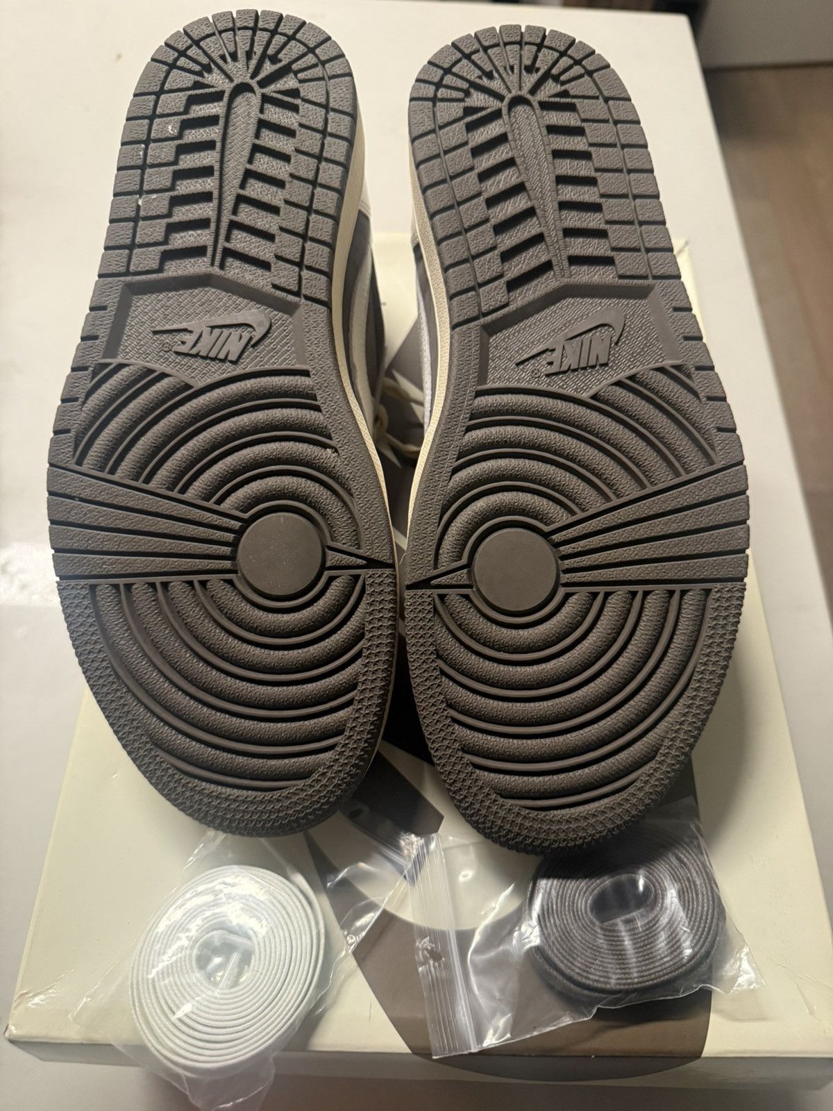 Nike × Travis Scott Jordan 1 Retro Low OG SP Travis Scott Reverse Mocha Size US 10 / EU 43 - 5 Thumbnail
