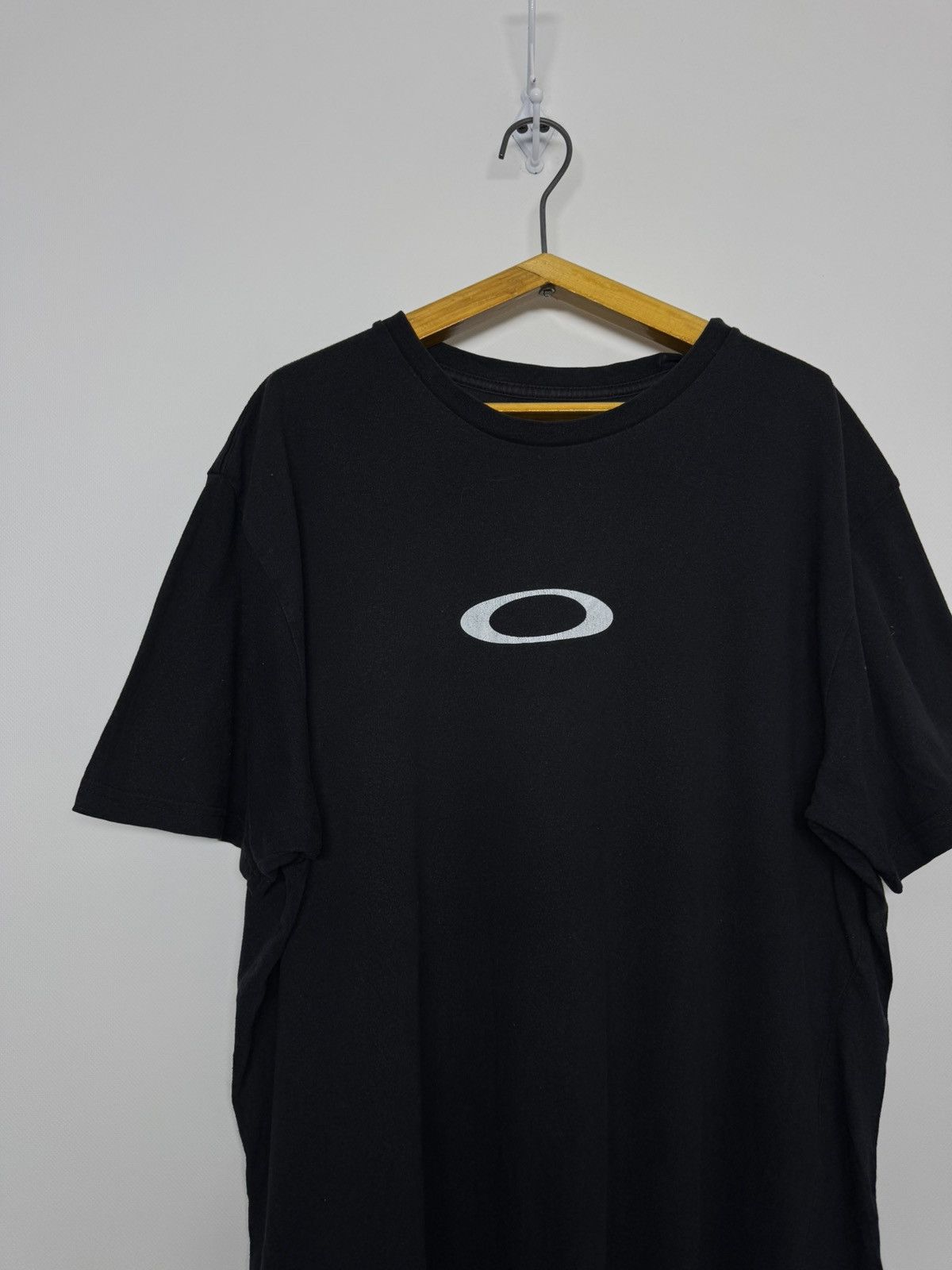 Oakley Vintage OAKLEY Center Logo T Shirt Hype Rare Gorpcore Size US L / EU 52-54 / 3 - 6 Thumbnail