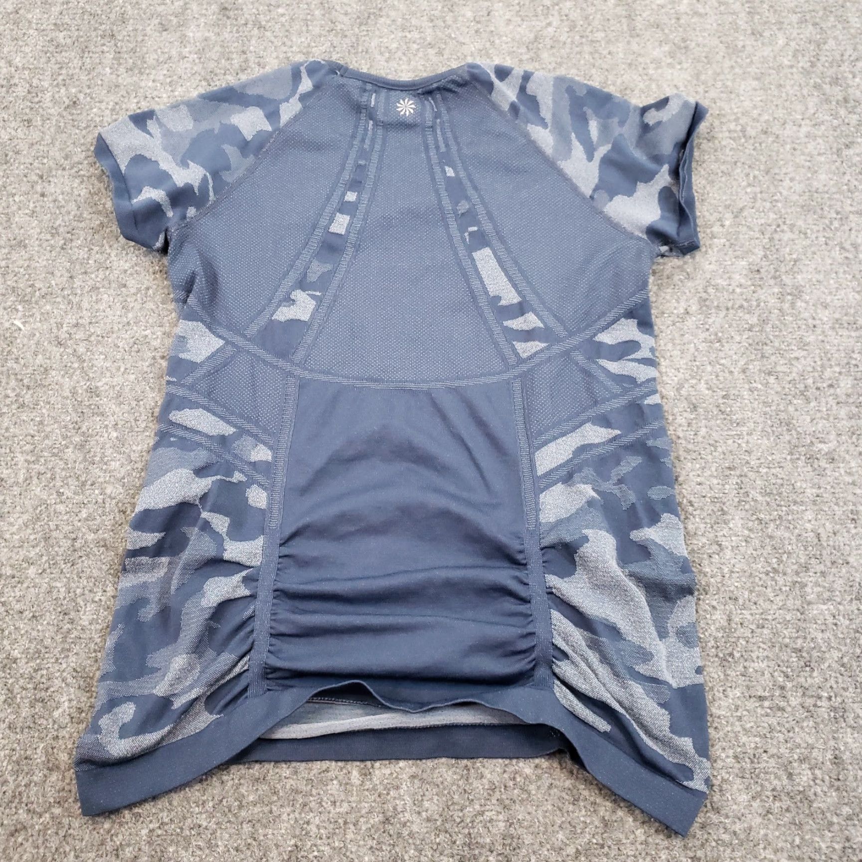 Athleta Athleta Shirt Womens Large Blue Camo Short Sleeve Crew Neck Yoga Casual Ruched Size L / US 10 / IT 46 - 6 Thumbnail