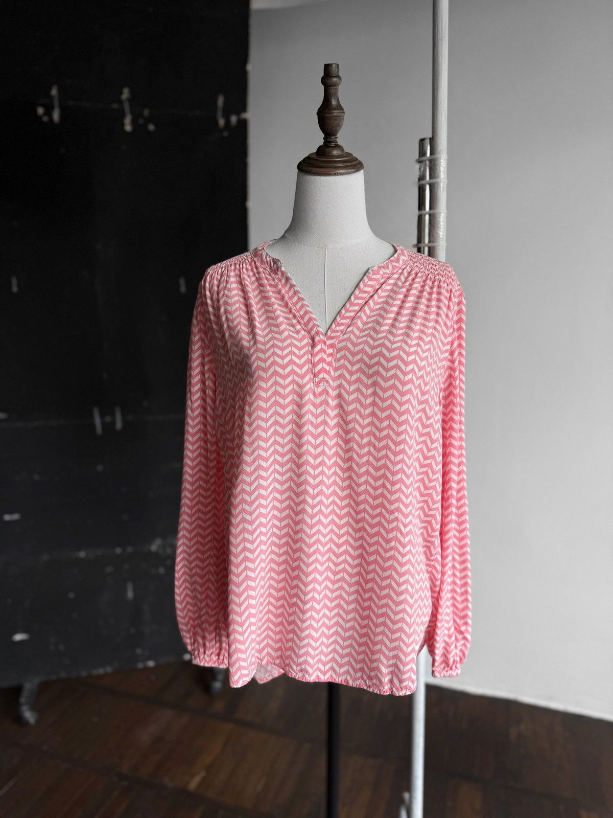 Tommy Hilfiger Tommy Hilfiger Long Sleeve Blouse Top Printed V-Neck Size S / US 4 / IT 40 - 1 Thumbnail