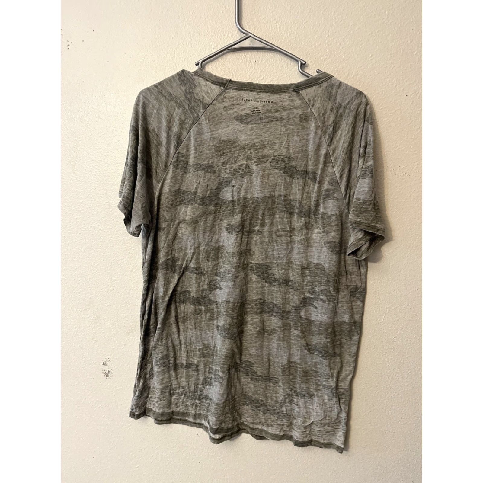 American Eagle Outfitters American Eagle Womens V Neck Tee Size Large Camo Green S/S Size L / US 10 / IT 46 - 2 Thumbnail