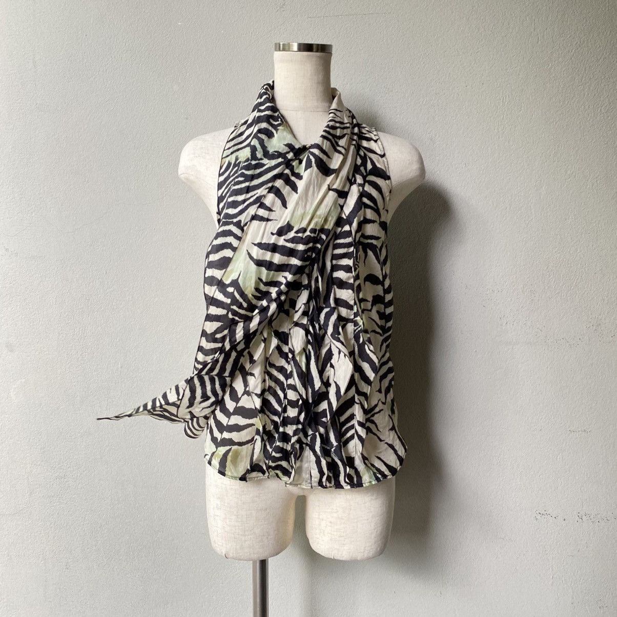 Max Mara MaxMara Zebra Print Sleeveless Bow Blouse Size M / US 6-8 / IT 42-44 - 4 Thumbnail
