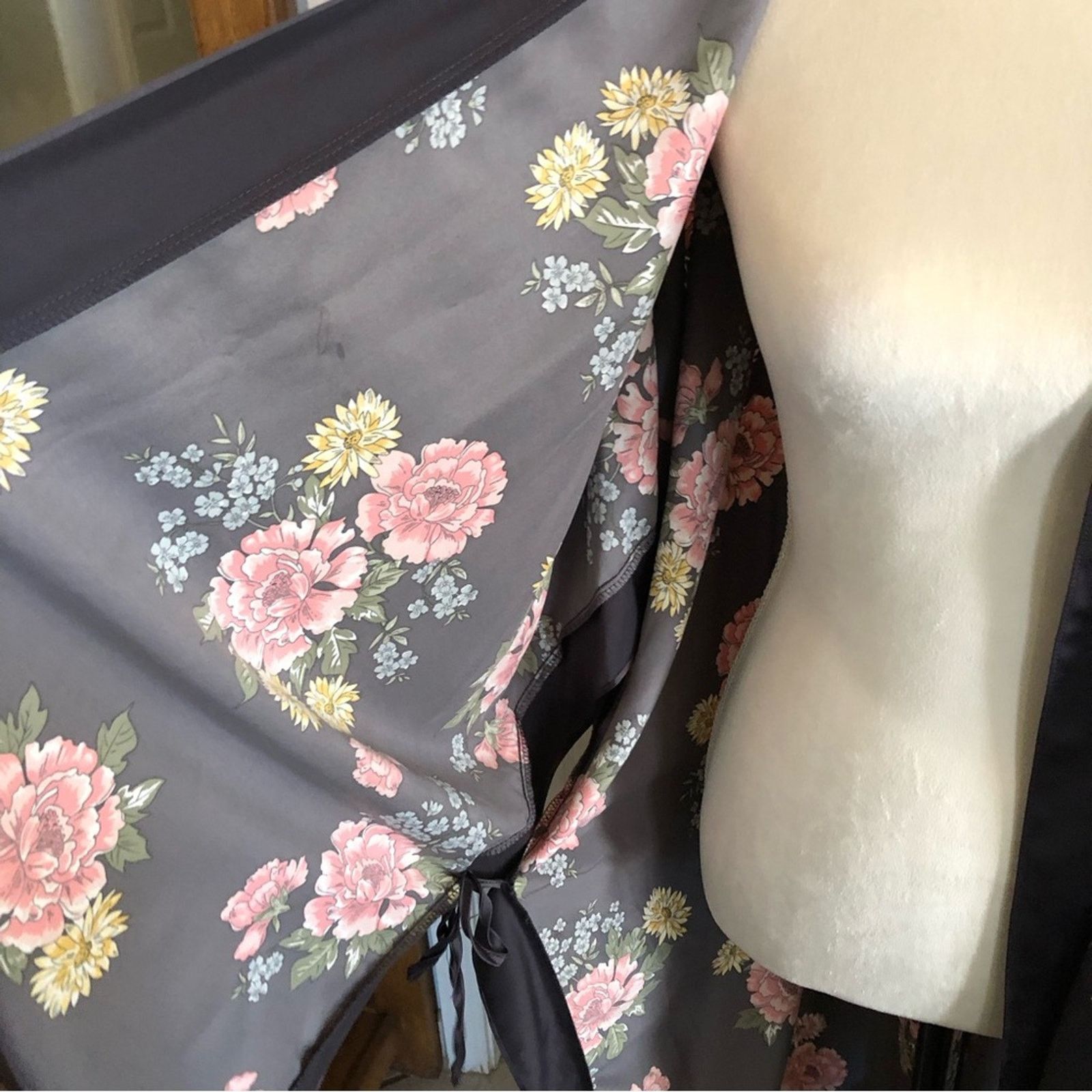 Other Torrid gray with colorful floral pattern open front robe Size ONE SIZE - 4 Thumbnail