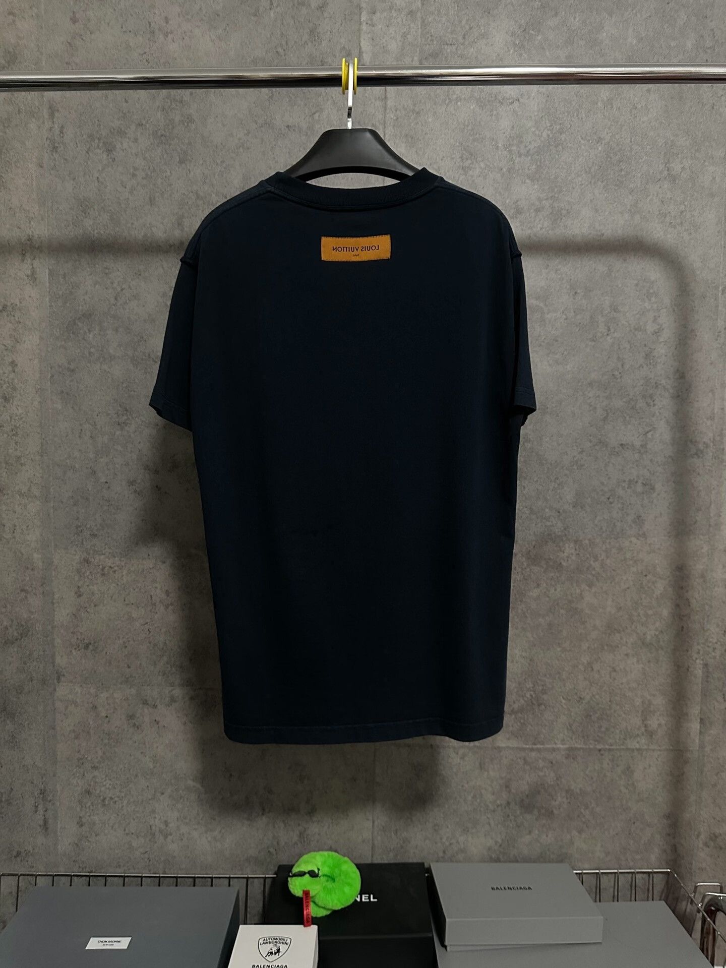Louis Vuitton LV Logo Back Short Sleeve T-Shirt Size US S / EU 44-46 / 1 - 1 Thumbnail