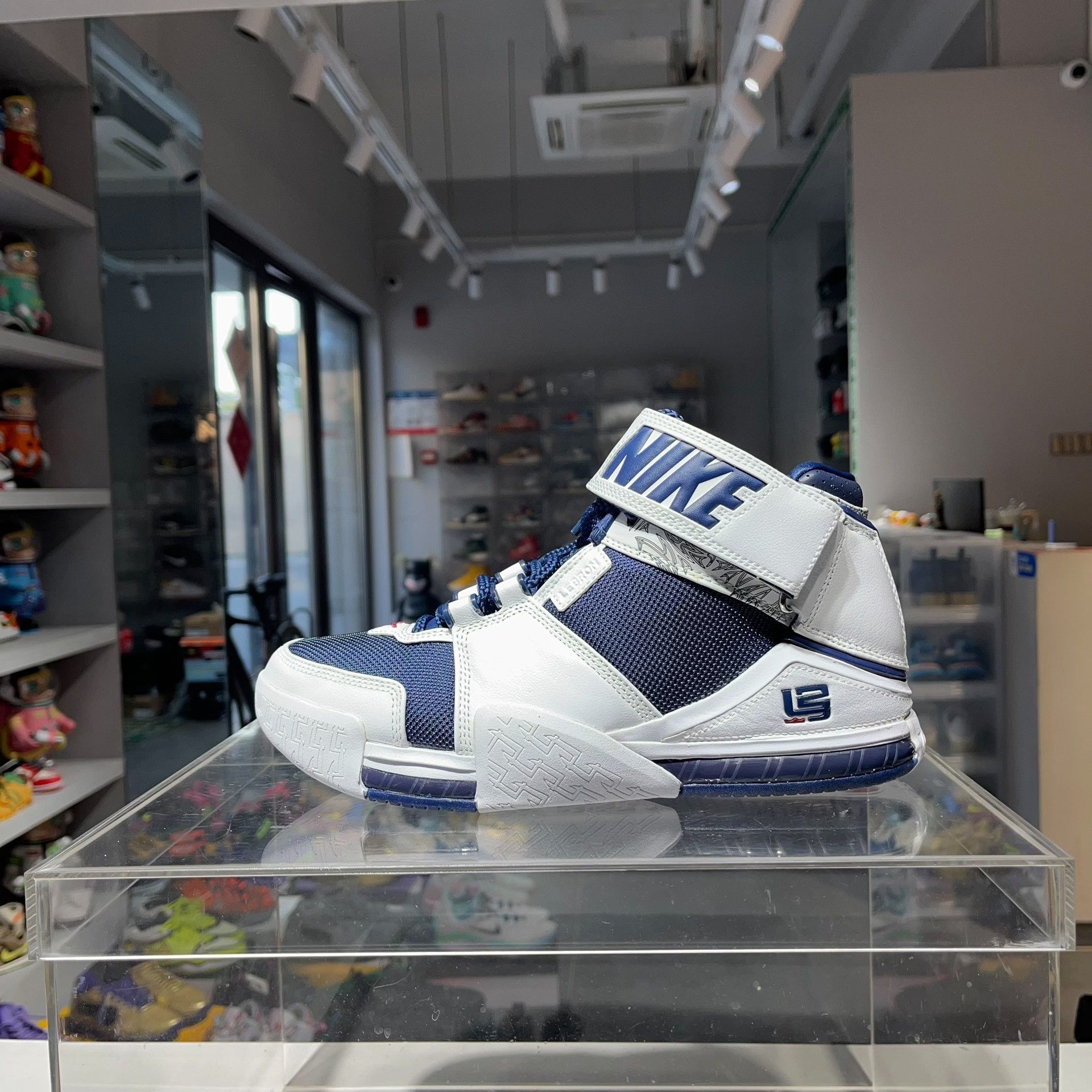 Nike Nike LEBRON Blue Lowtop Sneakers 7.5 Men Size US 7.5 / EU 40-41 - 1 Thumbnail