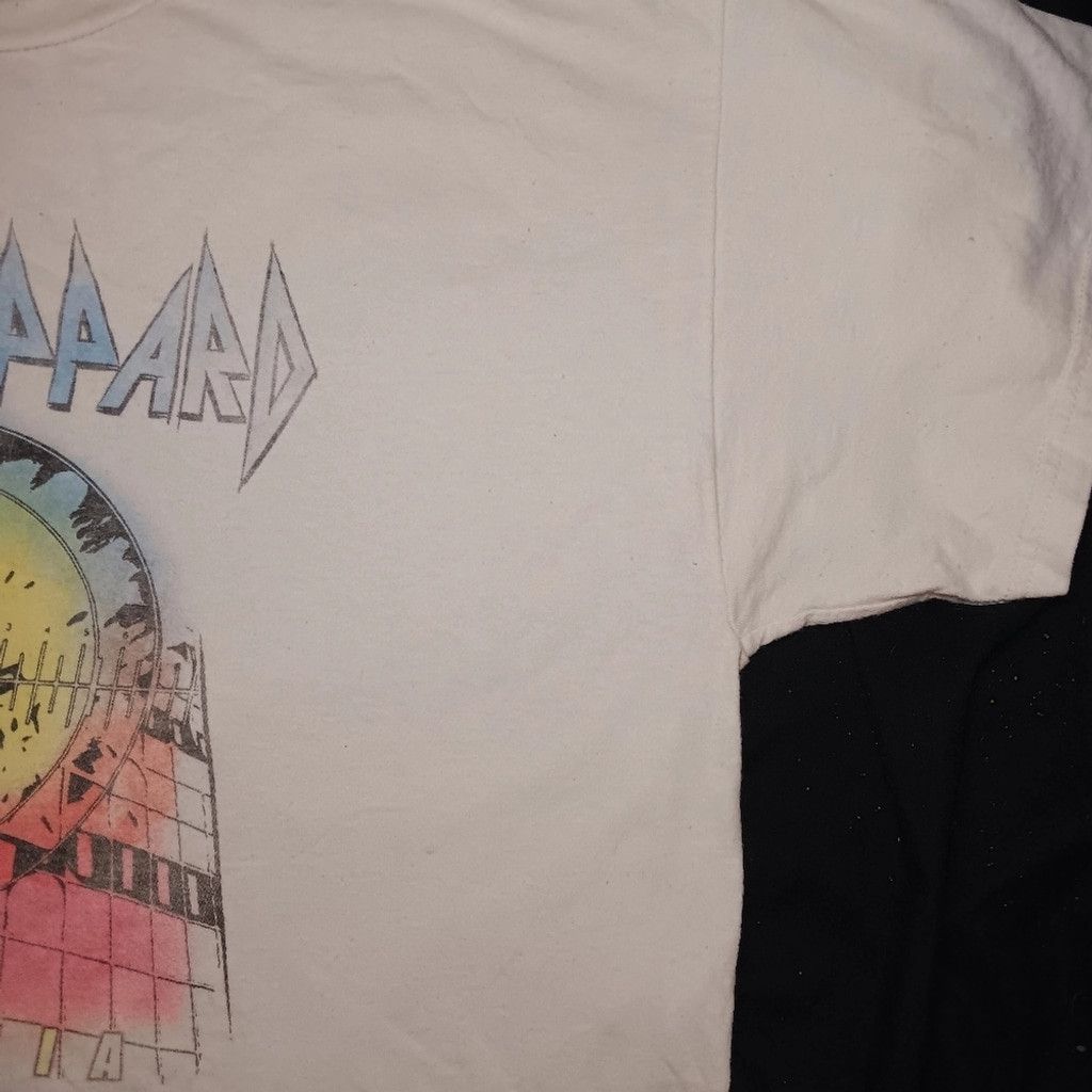 Hanes Def Leppard t shirt, pyromania, 2023,large, guc Size US L / EU 52-54 / 3 - 6 Thumbnail