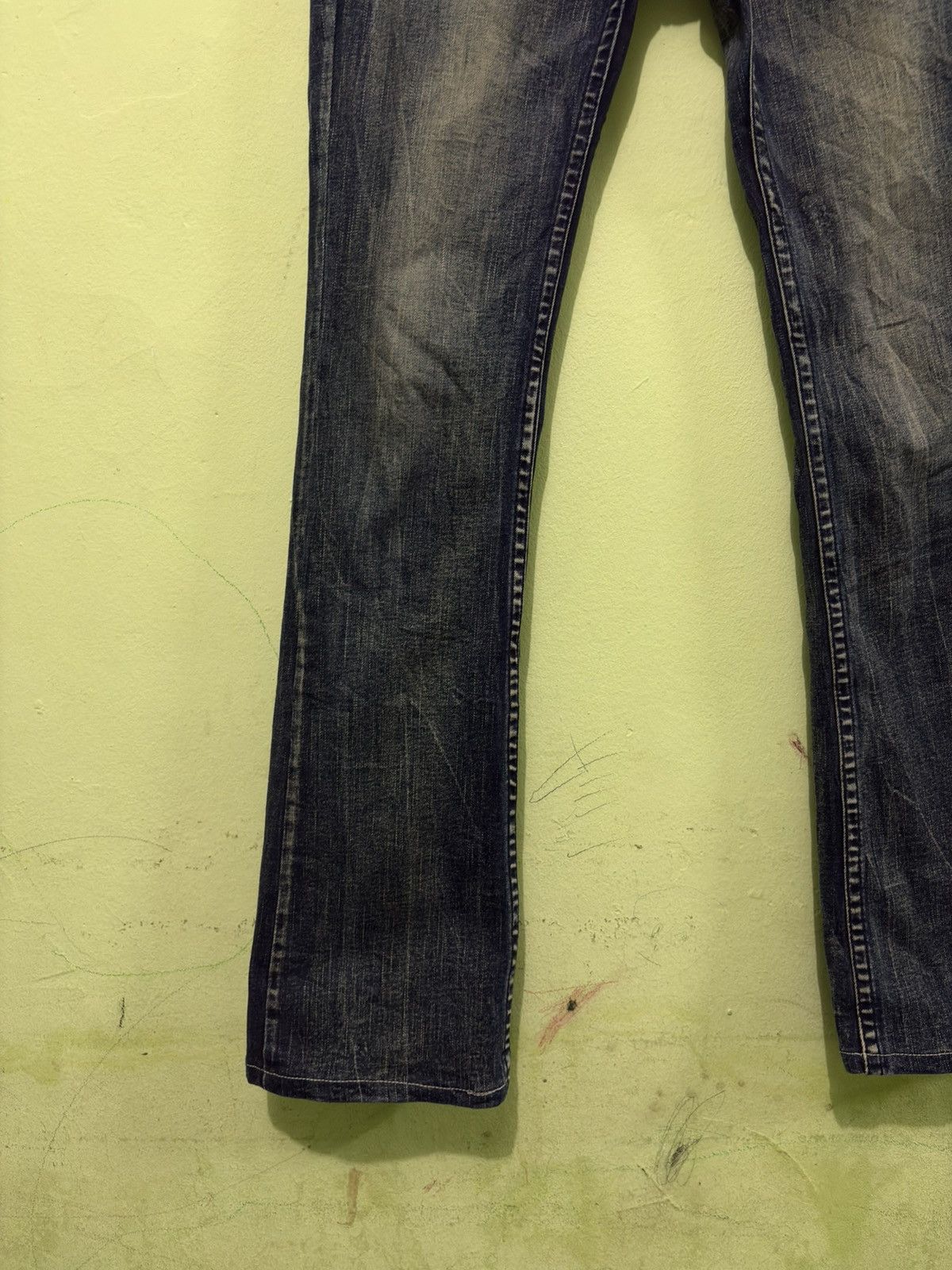 Japanese Brand Japanese Red Pepper Distressed Flared Denin Size US 32 / EU 48 - 4 Thumbnail