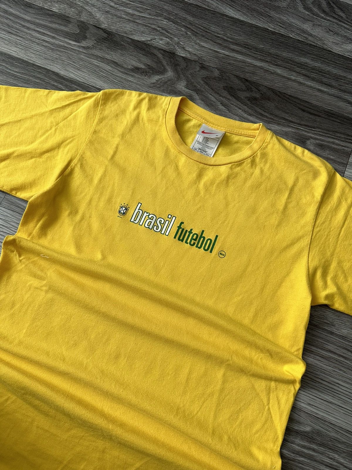 Nike Nike Vintage 90s Brazil Soccer Team Big logo T shirt hype y2 Size US M / EU 48-50 / 2 - 3 Thumbnail