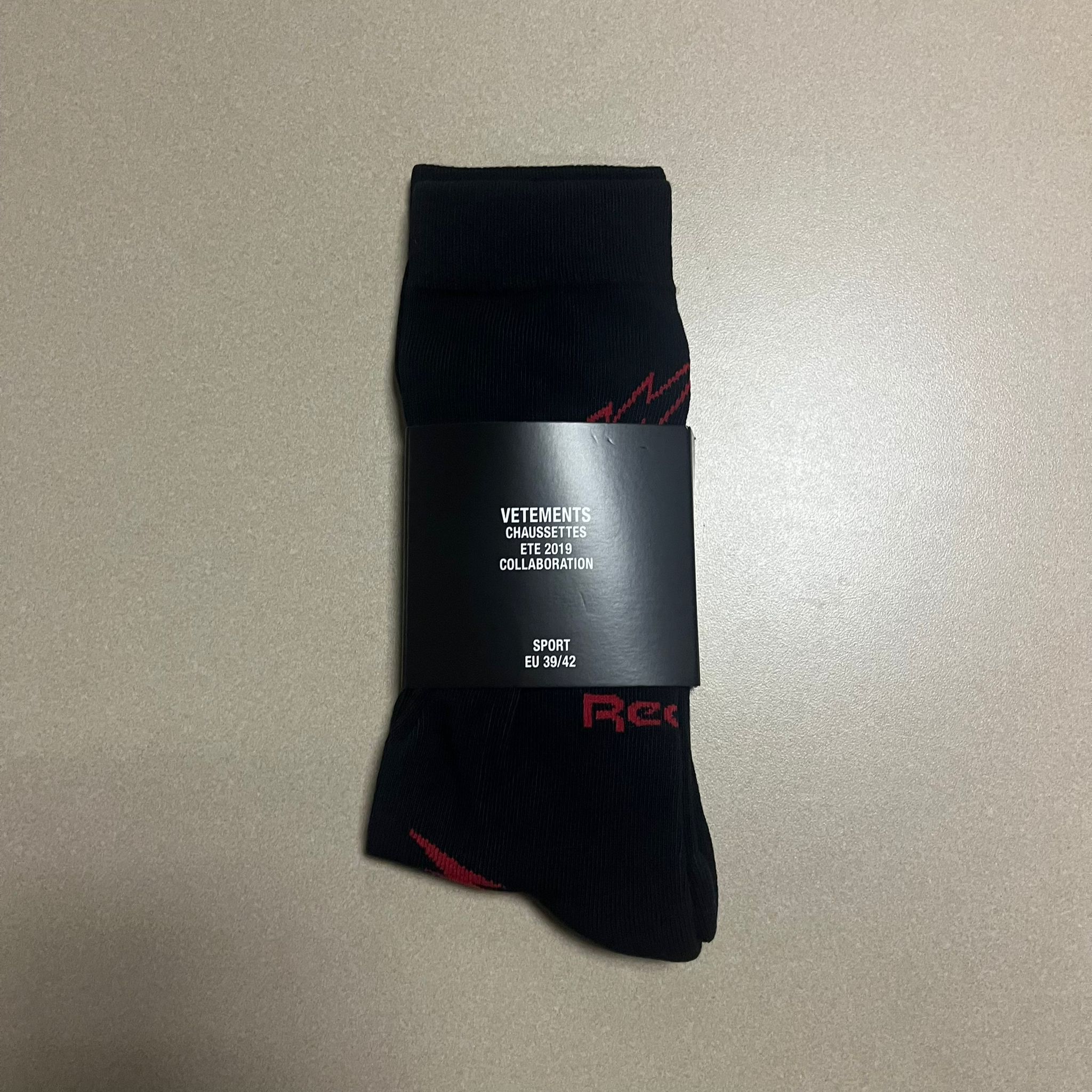 Vetements o1rshd1 Q: 4 / 39-42 Metal Logo Socks in Black/Red Size ONE SIZE - 1 Thumbnail