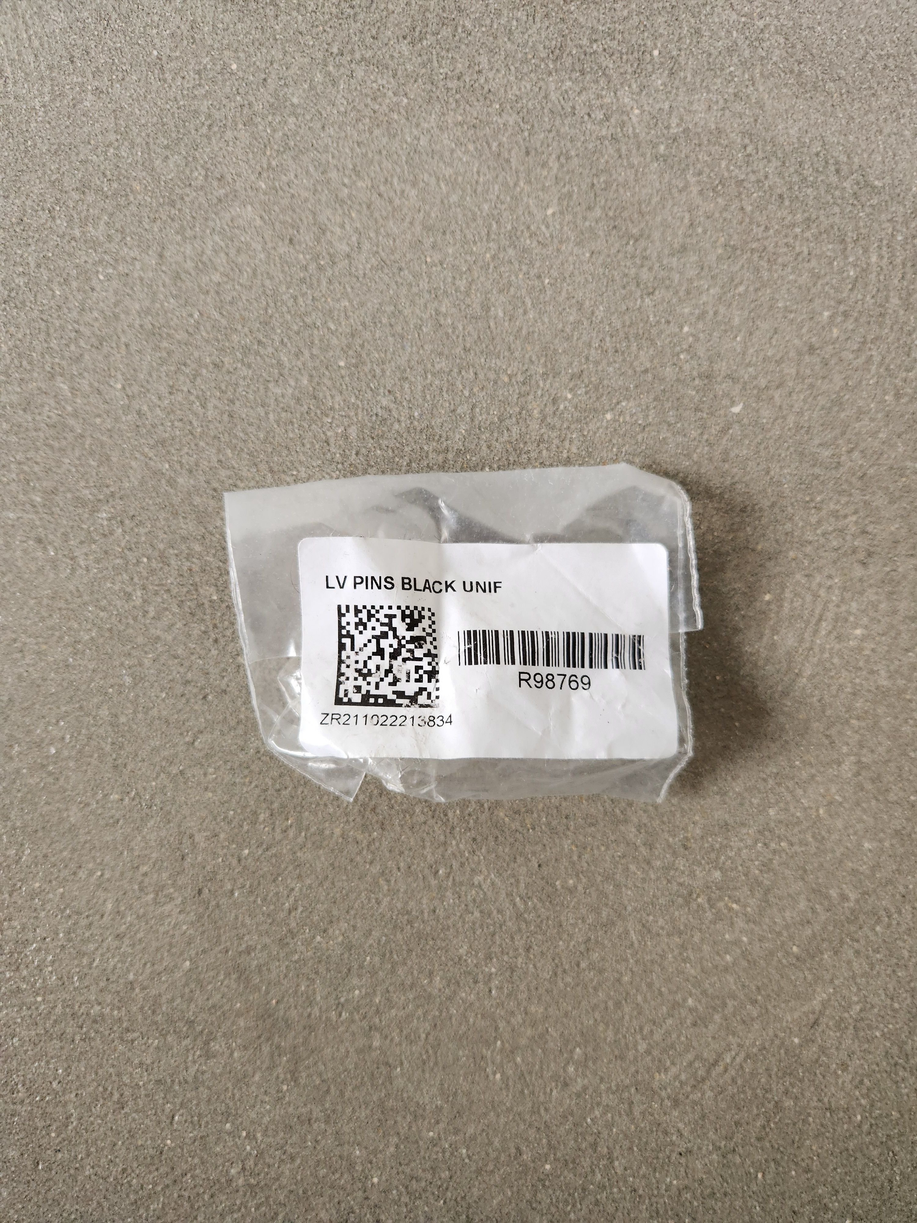 Louis Vuitton LV staff pin matte black Size ONE SIZE - 3 Thumbnail