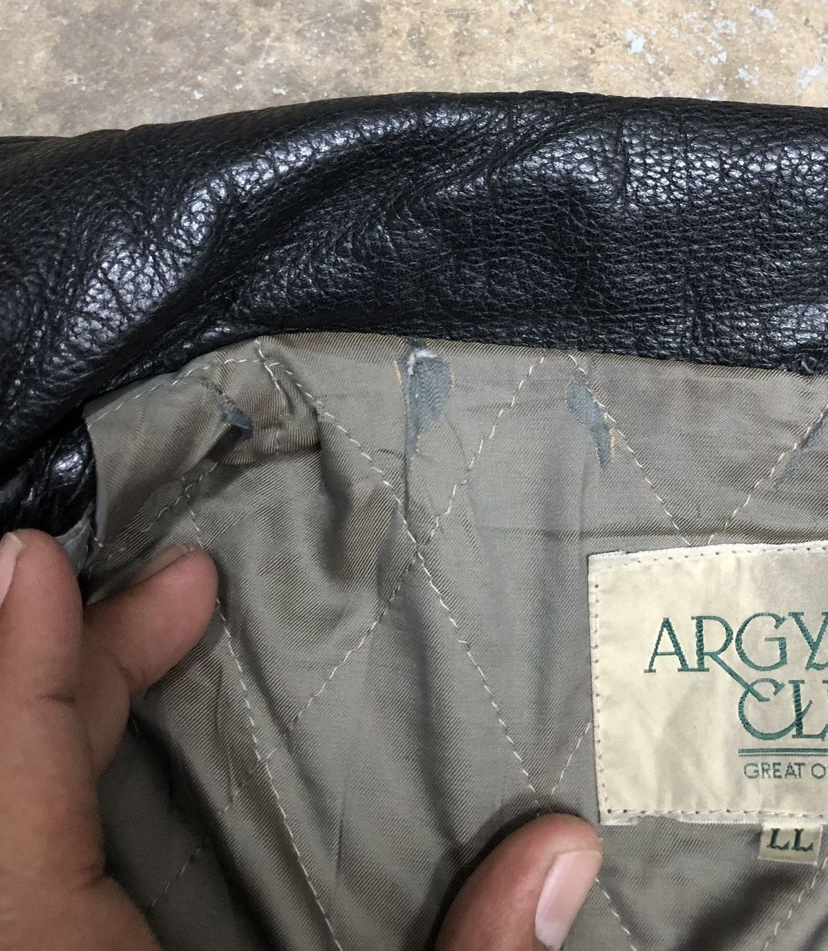Vintage Vintage Argyle Club Black Leather Bomber Jacket Size US L / EU 52-54 / 3 - 15 Thumbnail