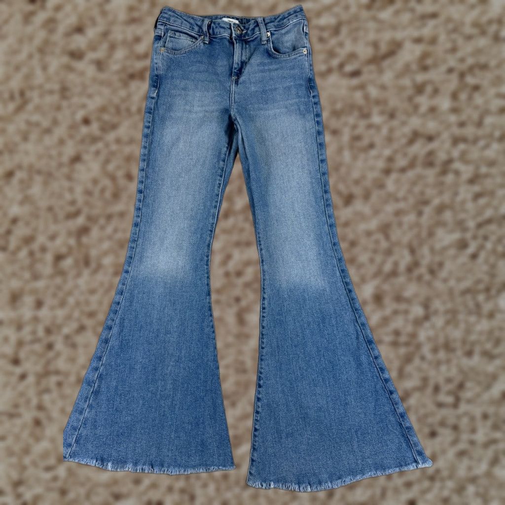 Forever 21 FOREVER 21 Jeans Womens 26 Blue Denim Flared Distressed Raw Hem 30 Inseam 5-Pocket Buttons Zipper Cotton Blend Stretch Casual Everyday Colors: Blue Size 26" / US 2 / IT 38 - 1 Thumbnail
