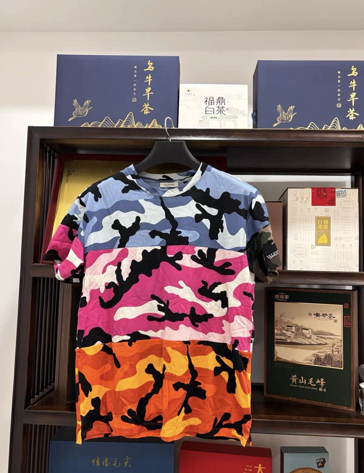 Valentino Valentino Short Sleeve T-shirt J2 Size US S / EU 44-46 / 1 - 1 Thumbnail