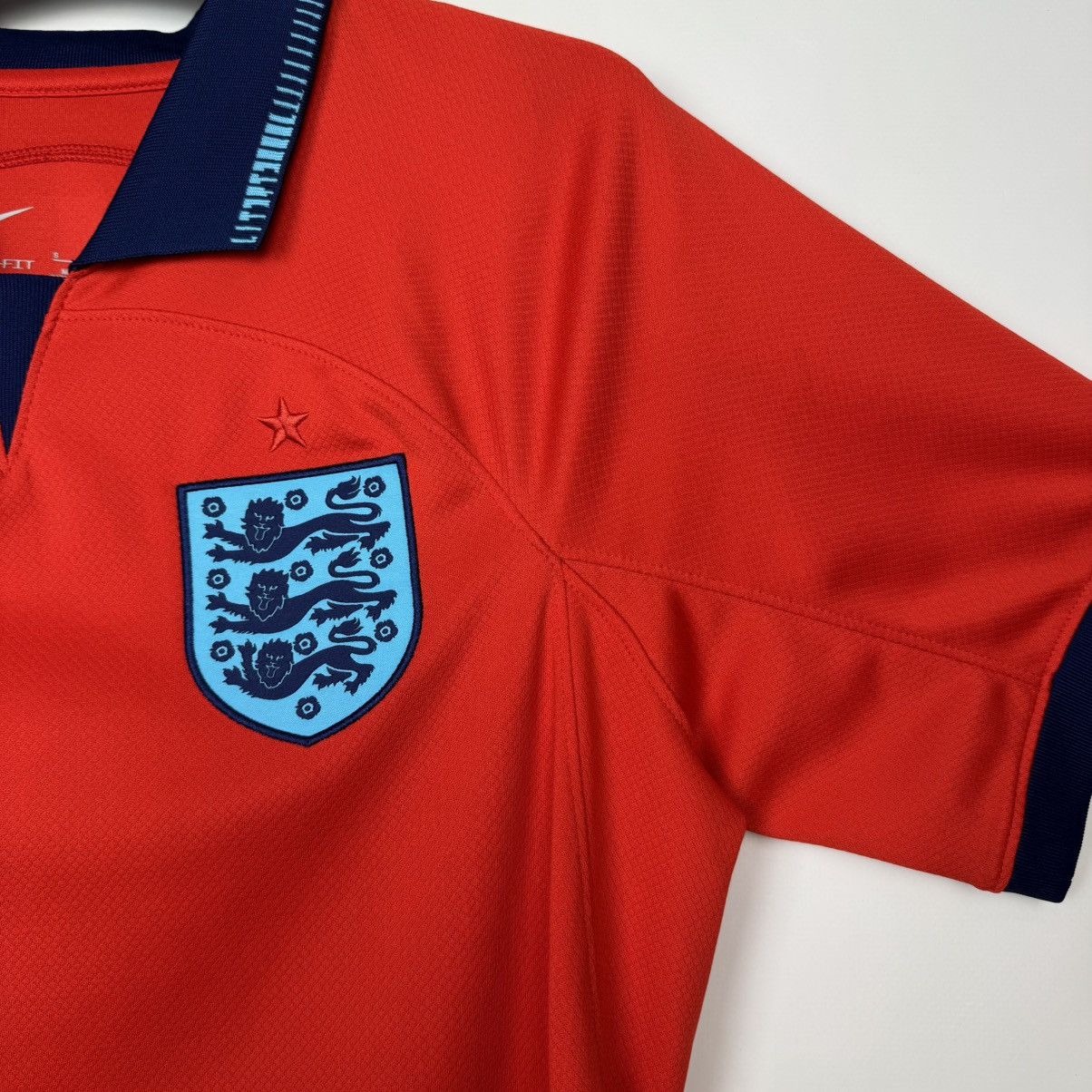 Nike ENGLAND 2022 2023 AWAY FOOTBALL SHIRT SOCCER JERSEY NIKE Size US S / EU 44-46 / 1 - 7 Thumbnail
