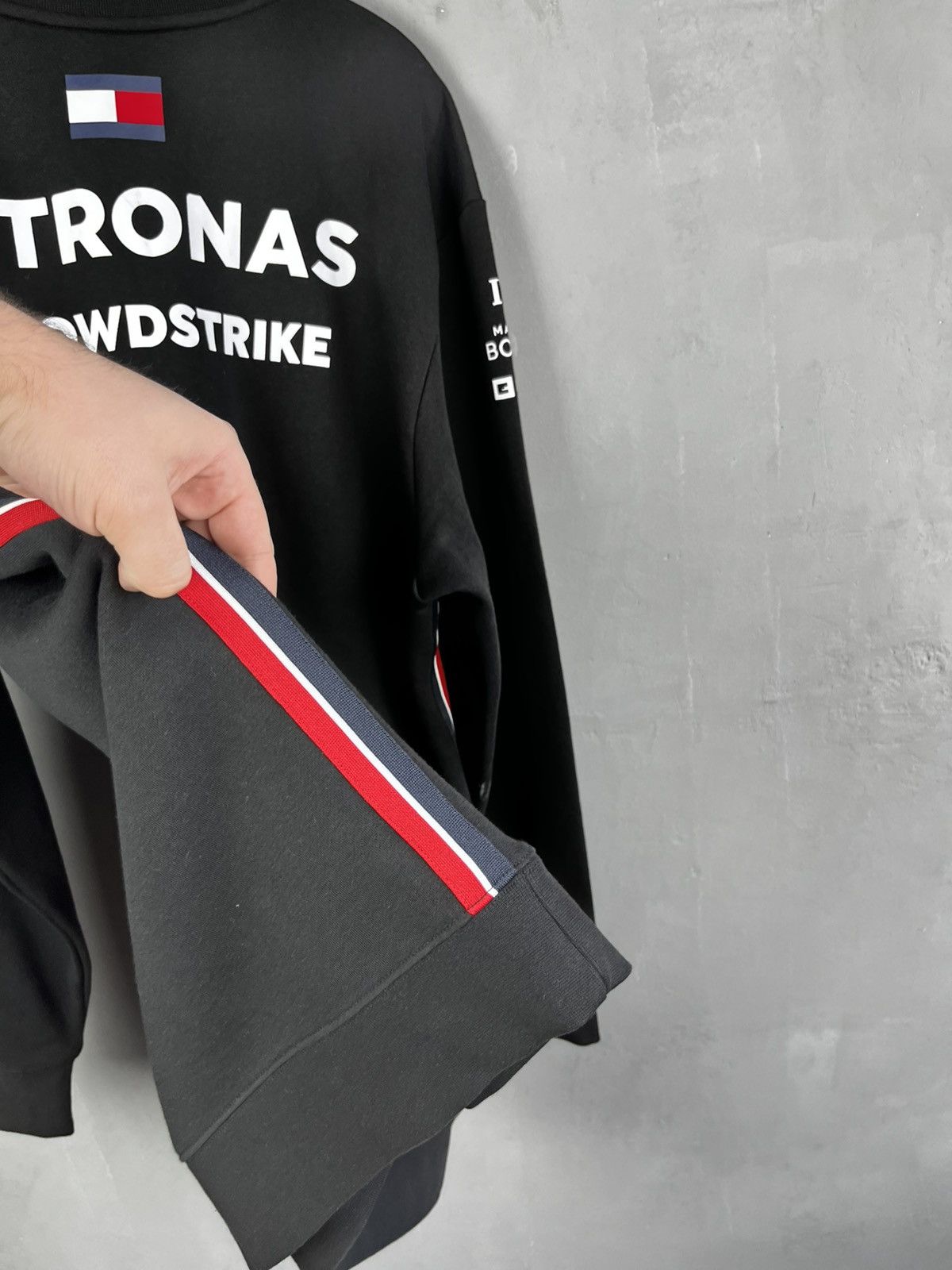 Mercedes-Benz AMG Petronas formula one team sweatshirt Size US XXL / EU 58 / 5 - 10 Thumbnail