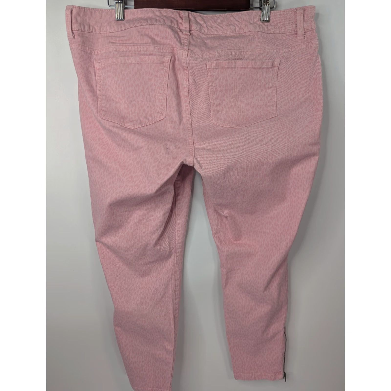 Torrid Torrid Jeans Women 16 Pink Animal Print Denim Skinny Stretch Zip Ankle Size 38" / US 16 / IT 52 - 3 Thumbnail