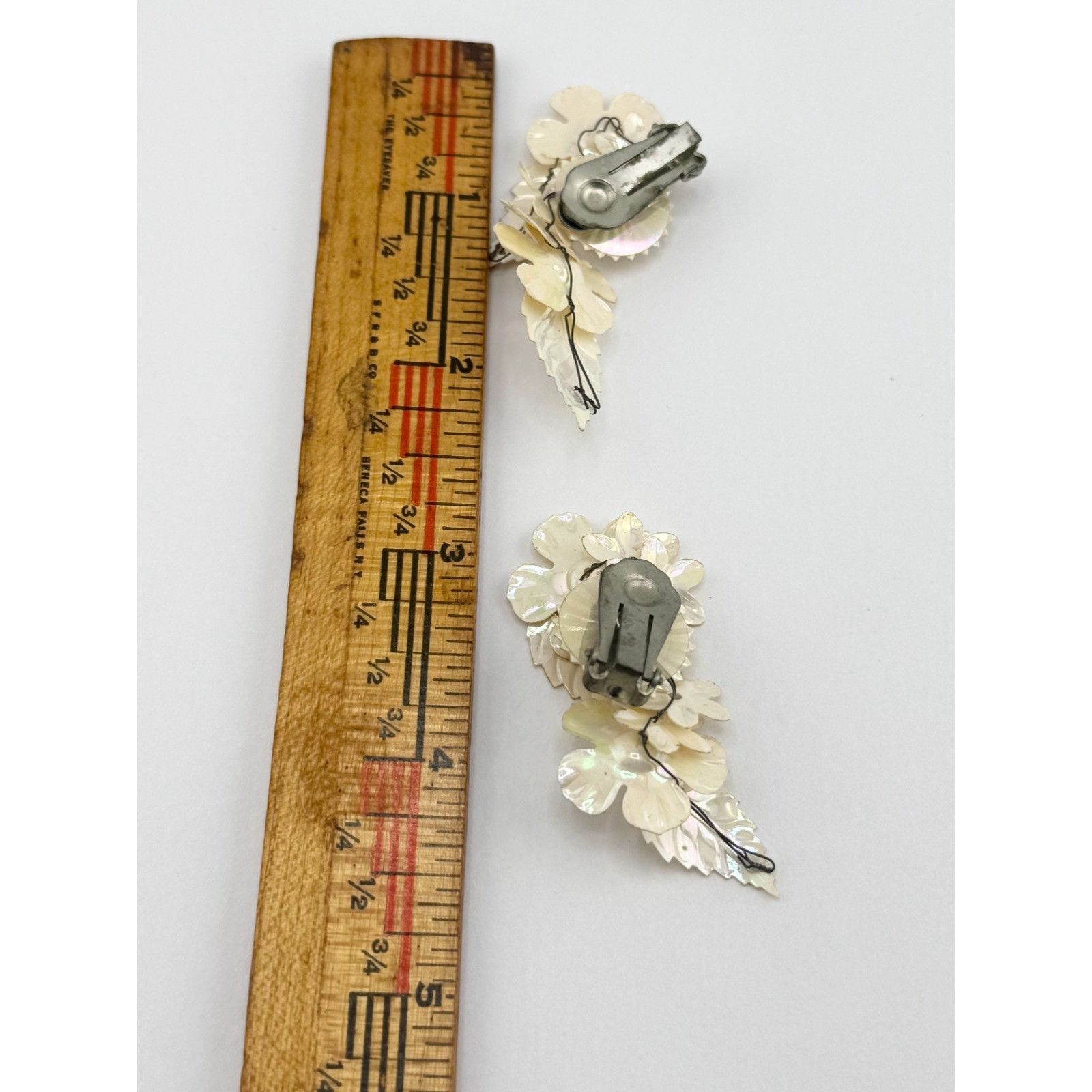 Vintage White plastic flower clip on earrings Size ONE SIZE - 3 Thumbnail