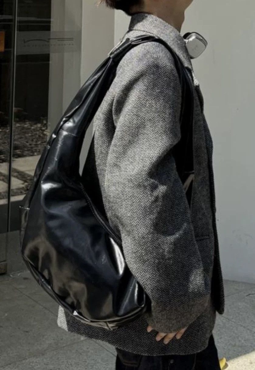 Japanese Brand Avant garde retro oversized shiny faux leather hobo bag Size ONE SIZE - 2 Thumbnail