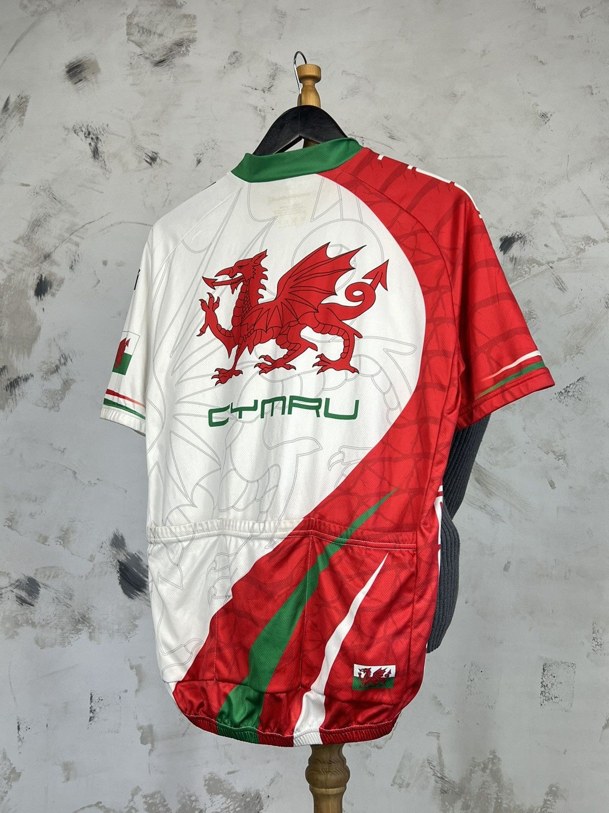 Vintage 2011 Endura Cymru Wales Cycling Jersey Size L Size US L / EU 52-54 / 3 - 6 Thumbnail
