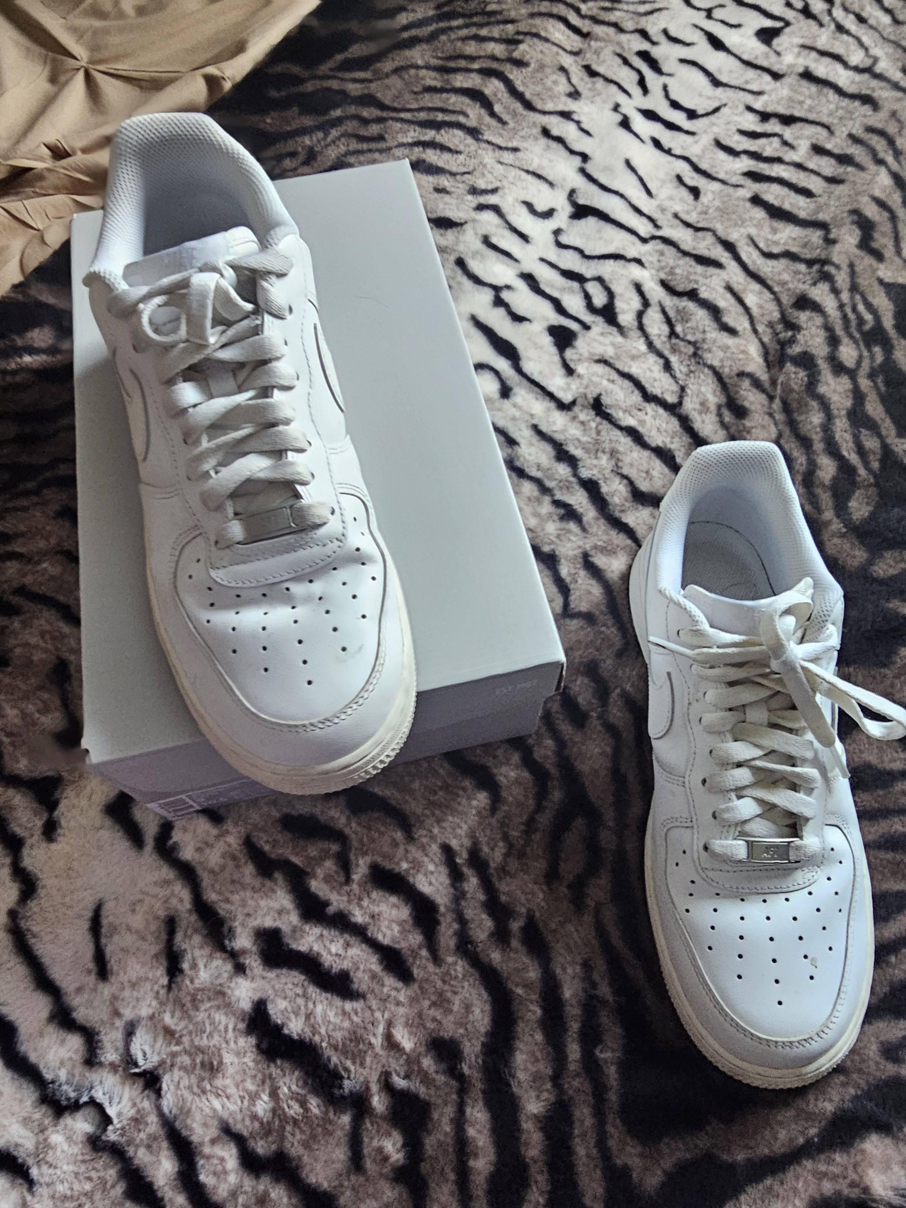 Nike Men's White Air Force1 '07 Size US 9 / EU 42 - 3 Thumbnail