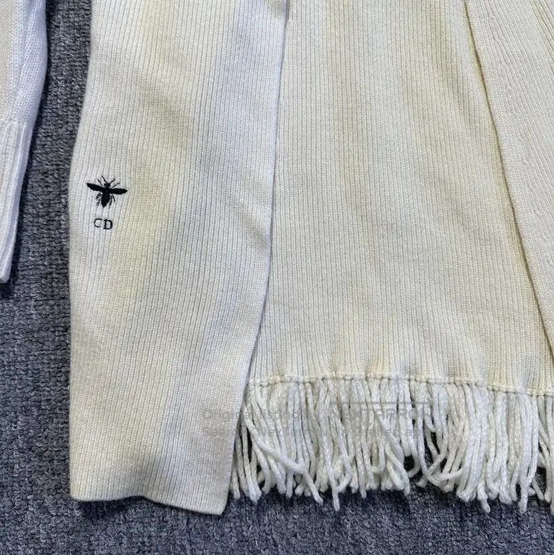 Dior Dior Embroidered Cashmere Cardigan in Cream . Size M / US 6-8 / IT 42-44 - 2 Thumbnail